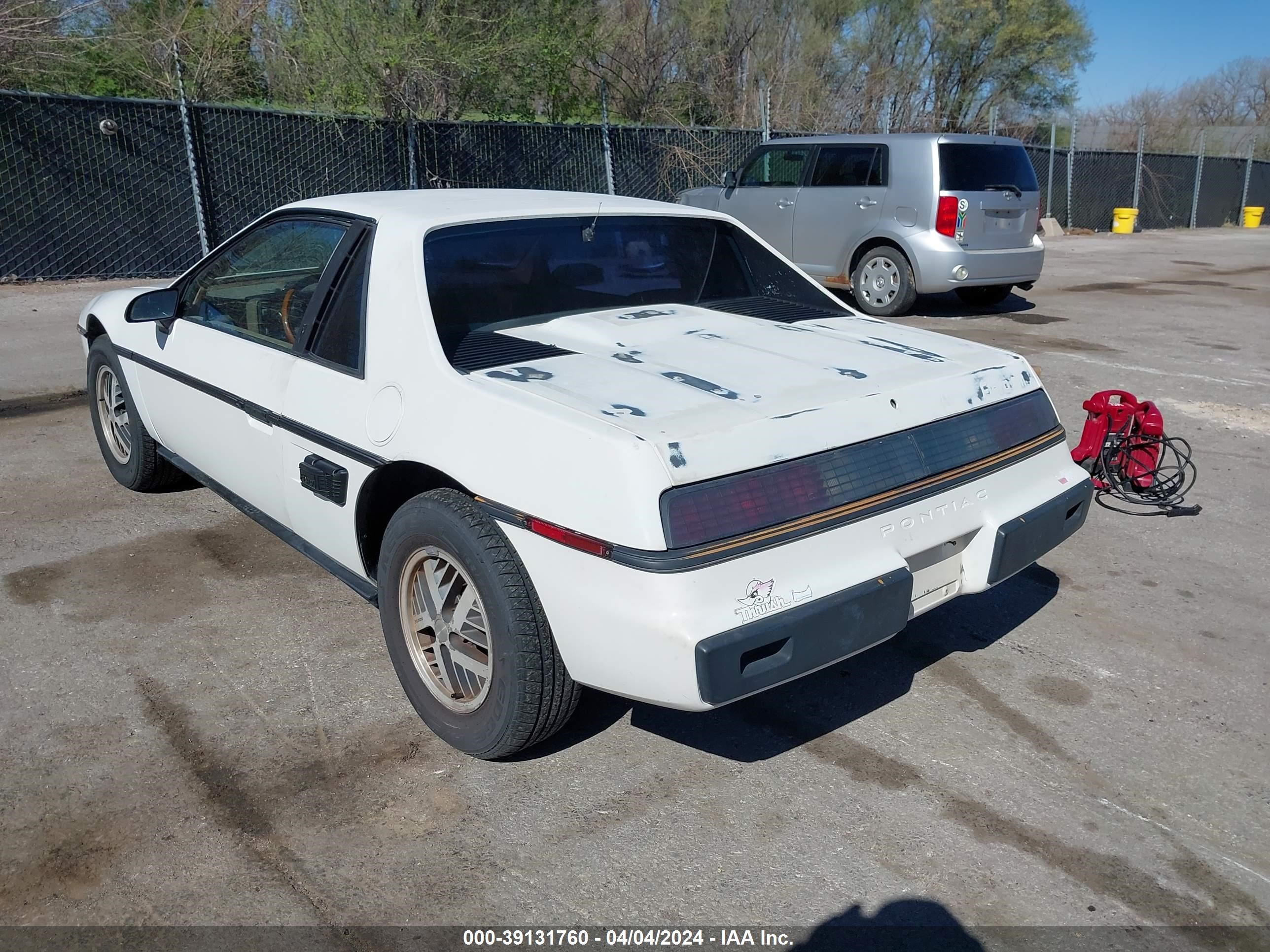 Photo 2 VIN: 1G2PM37R9FP235123 - PONTIAC FIERO 