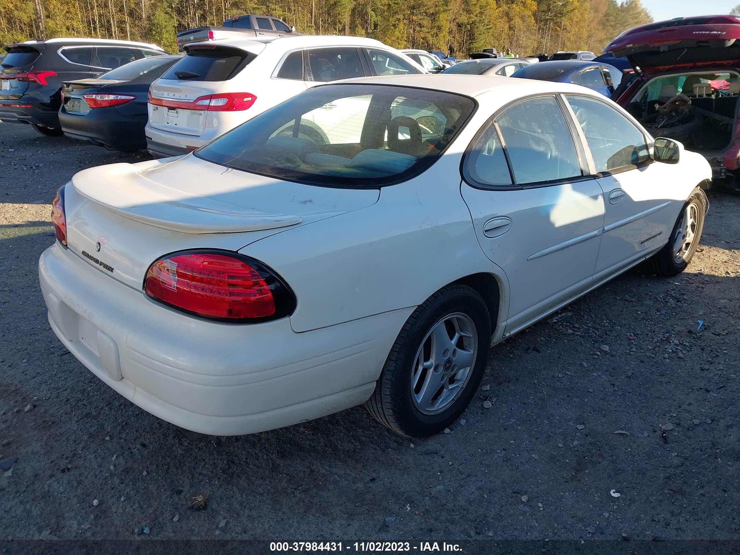 Photo 3 VIN: 1G2WK52J03F121737 - PONTIAC GRAND PRIX 