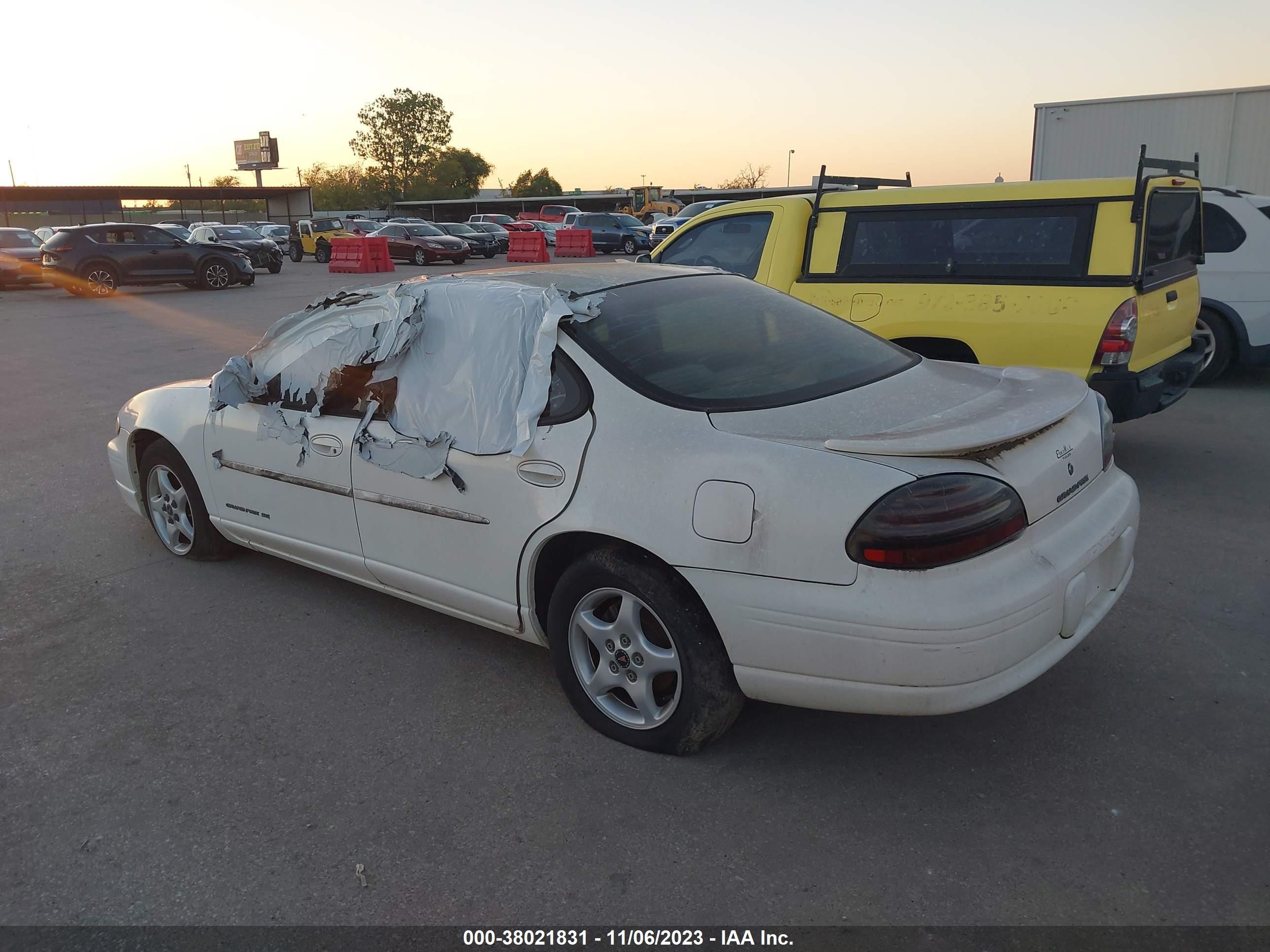 Photo 2 VIN: 1G2WK52J42F250563 - PONTIAC GRAND PRIX 