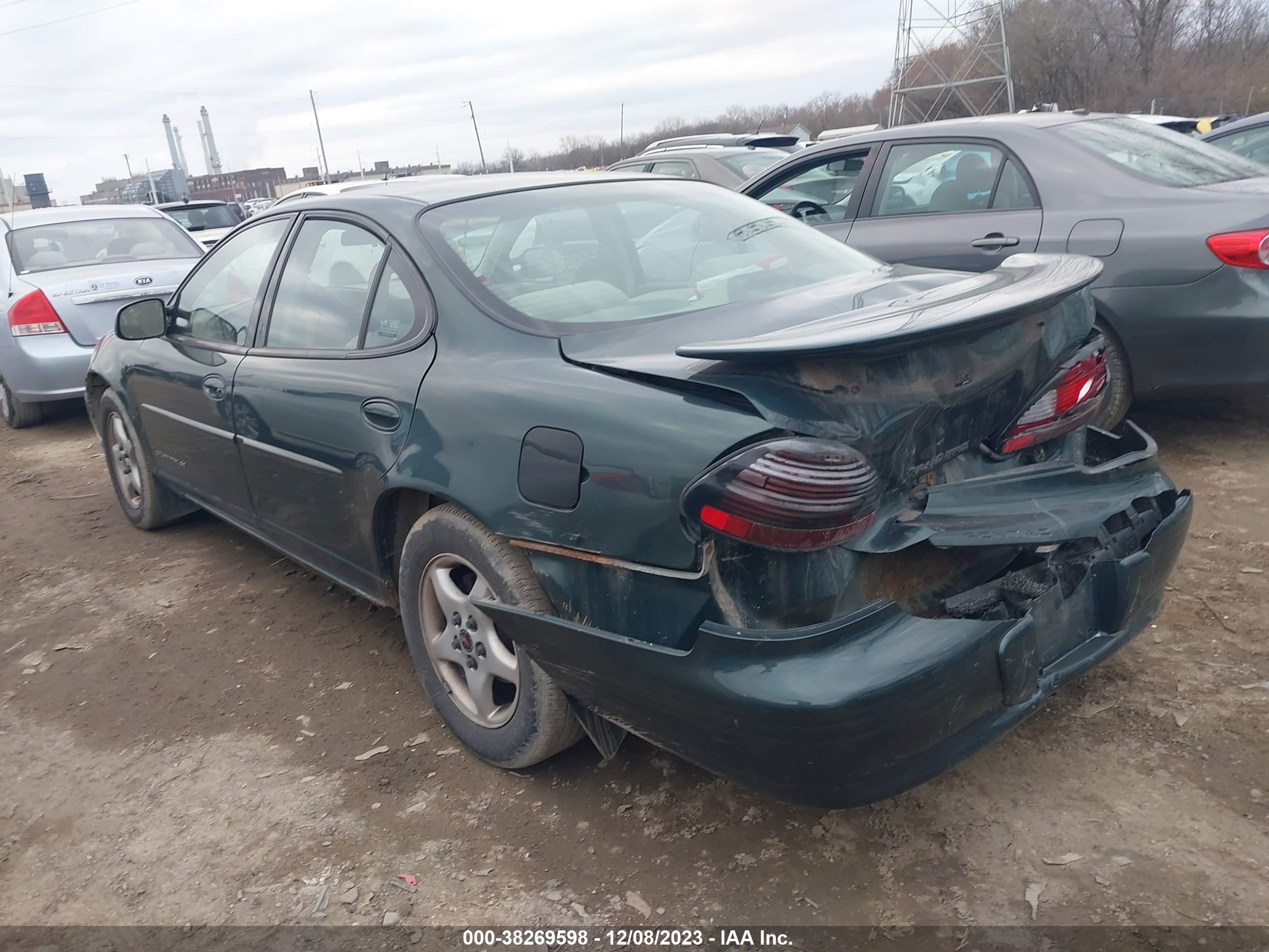 Photo 2 VIN: 1G2WK52J4YF307689 - PONTIAC GRAND PRIX 