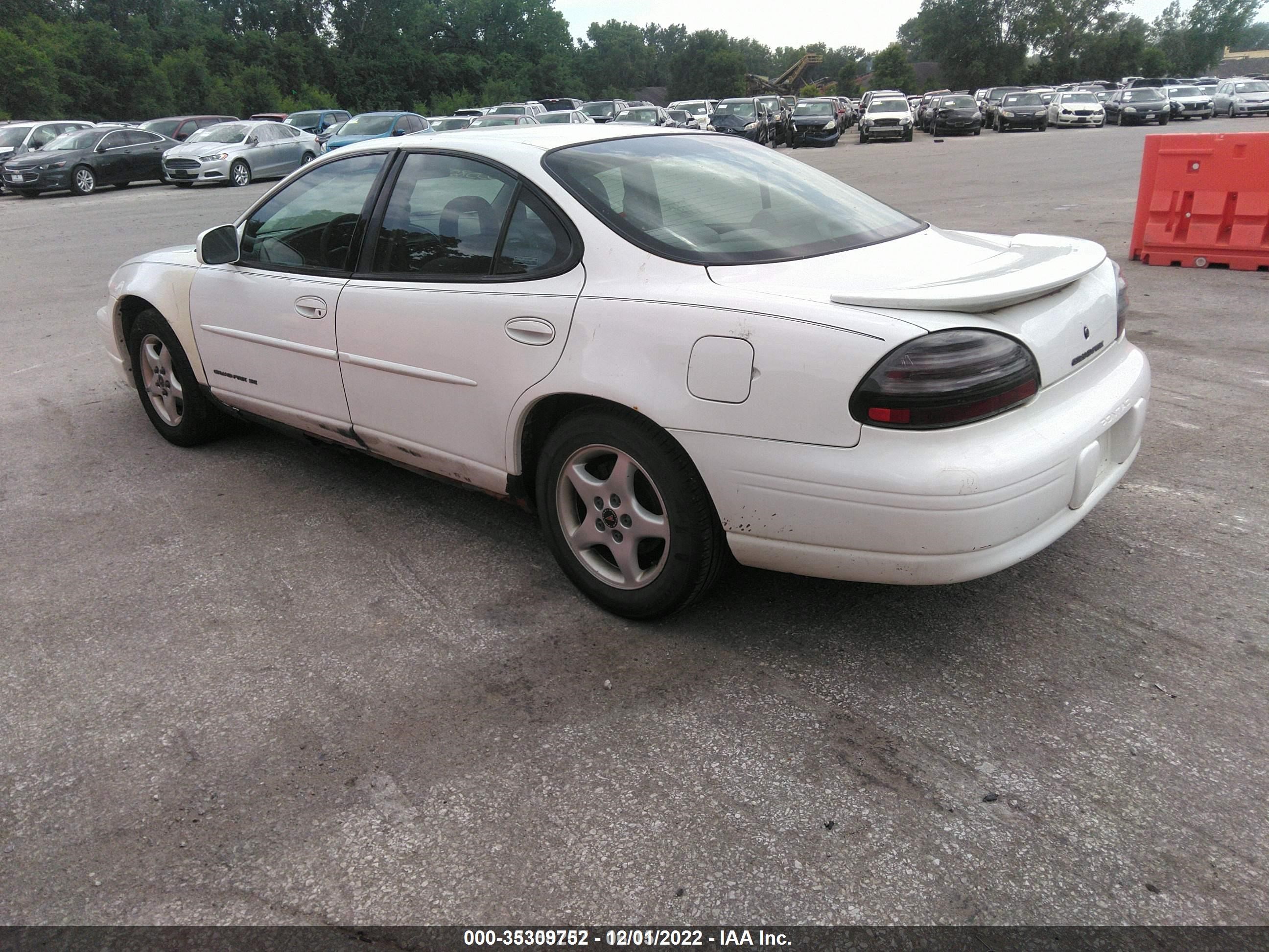 Photo 2 VIN: 1G2WK52J7YF302549 - PONTIAC GRAND PRIX 