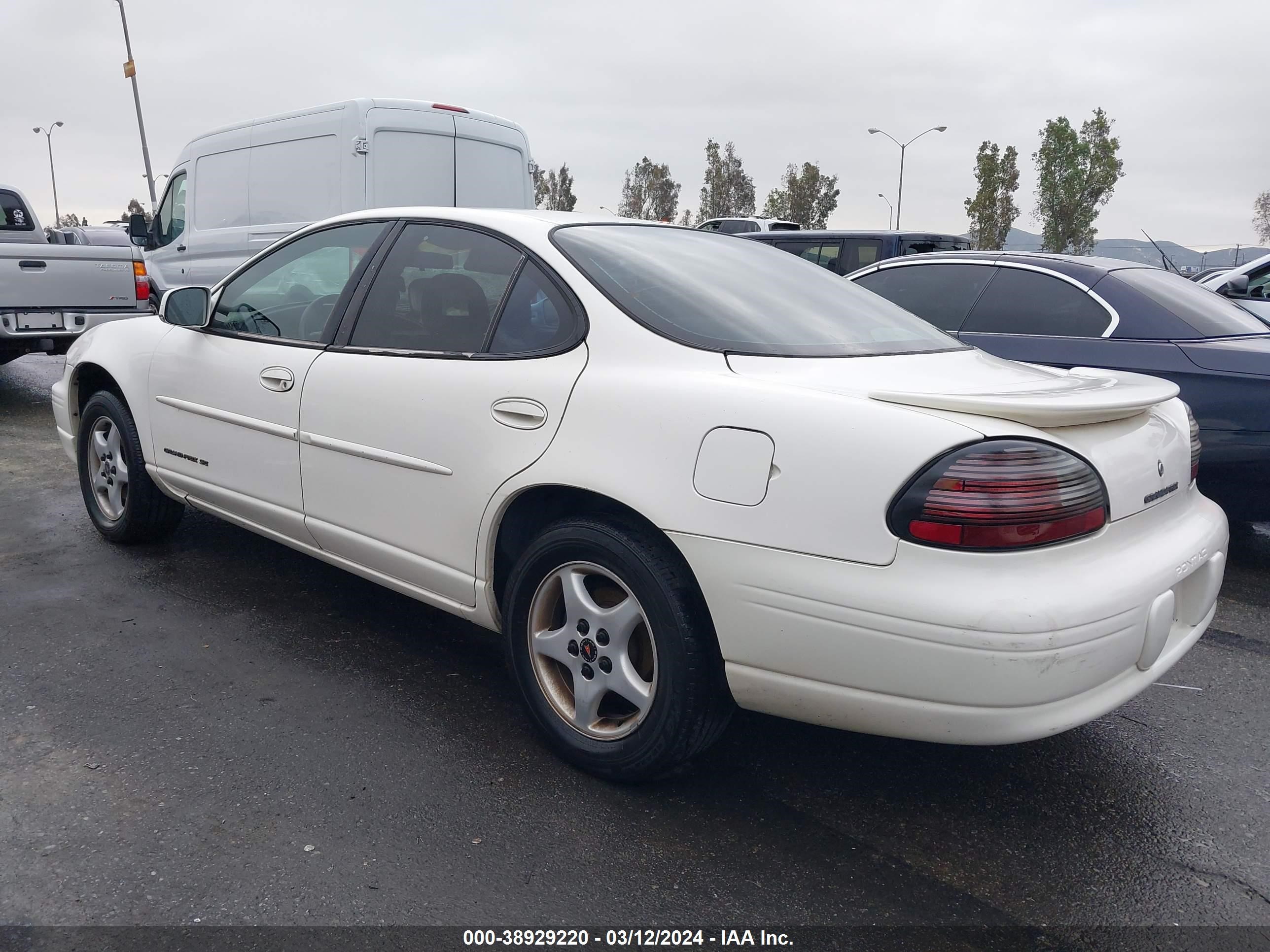 Photo 2 VIN: 1G2WK52JX2F249837 - PONTIAC GRAND PRIX 