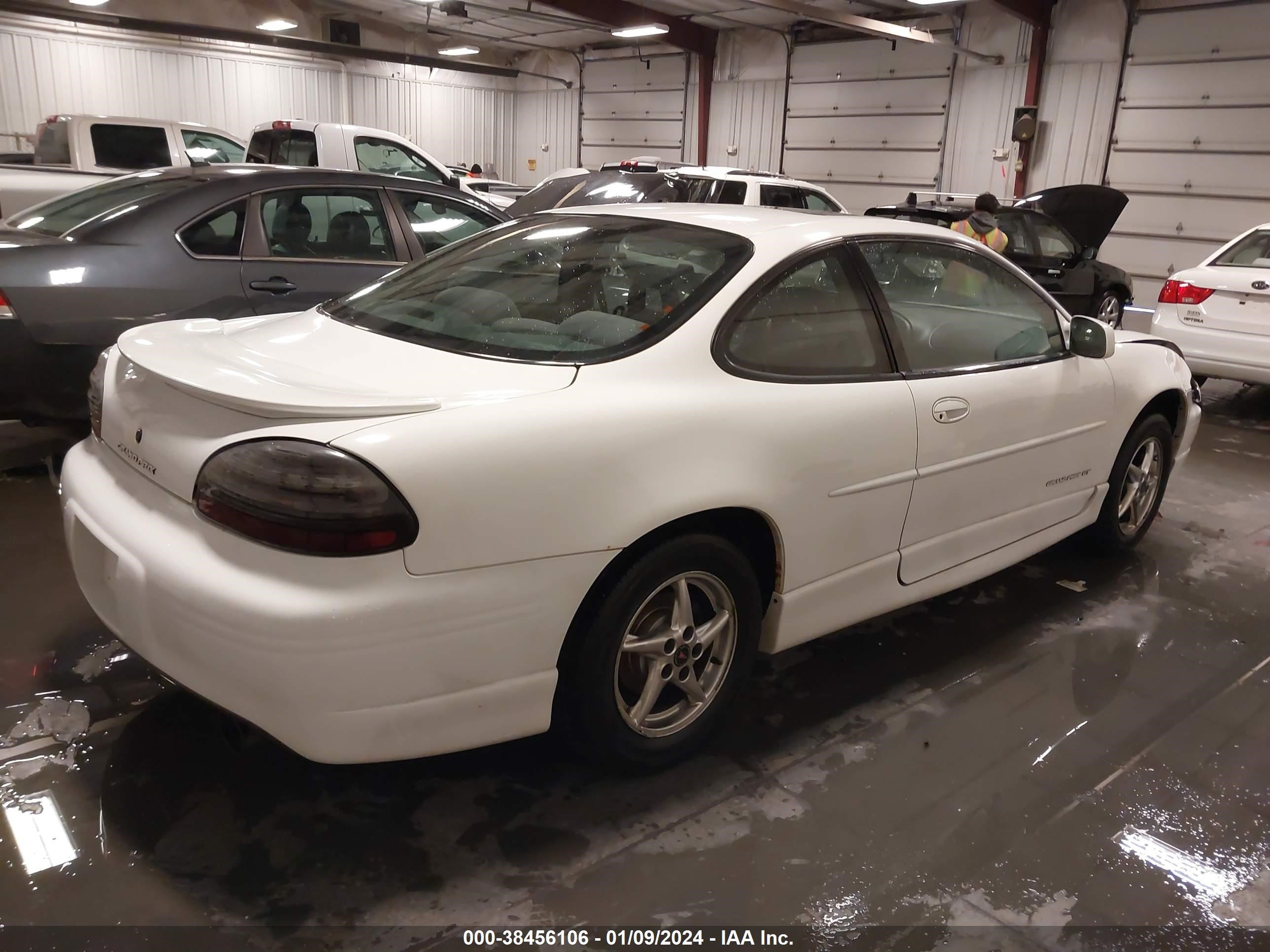 Photo 3 VIN: 1G2WP12K0YF351739 - PONTIAC GRAND PRIX 