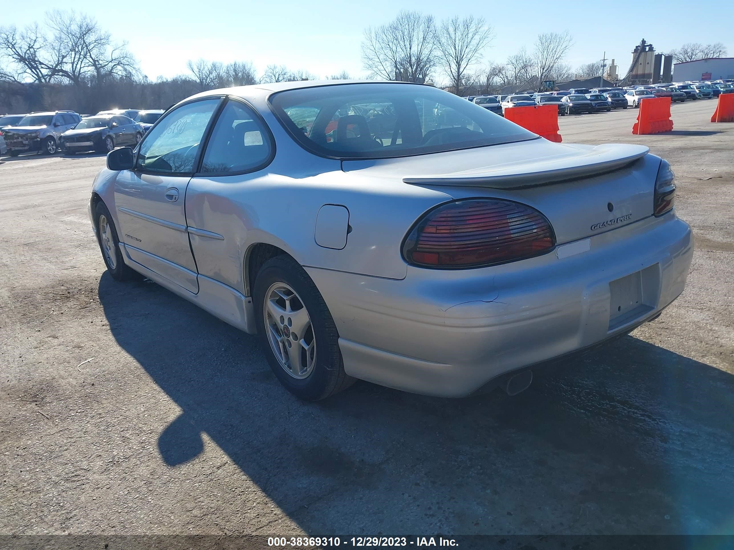 Photo 2 VIN: 1G2WP12K12F176229 - PONTIAC GRAND PRIX 