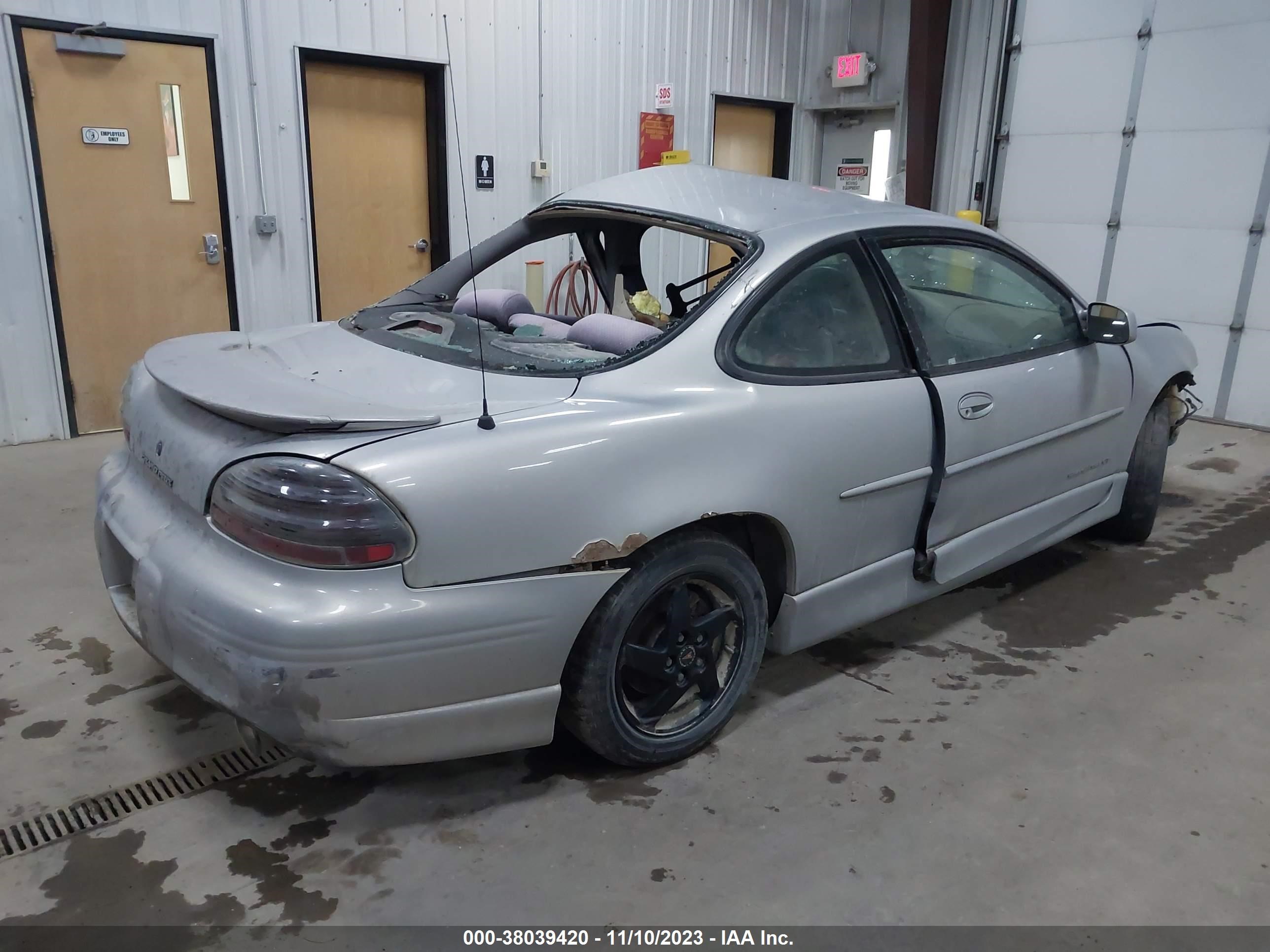 Photo 3 VIN: 1G2WP12K1YF162047 - PONTIAC GRAND PRIX 