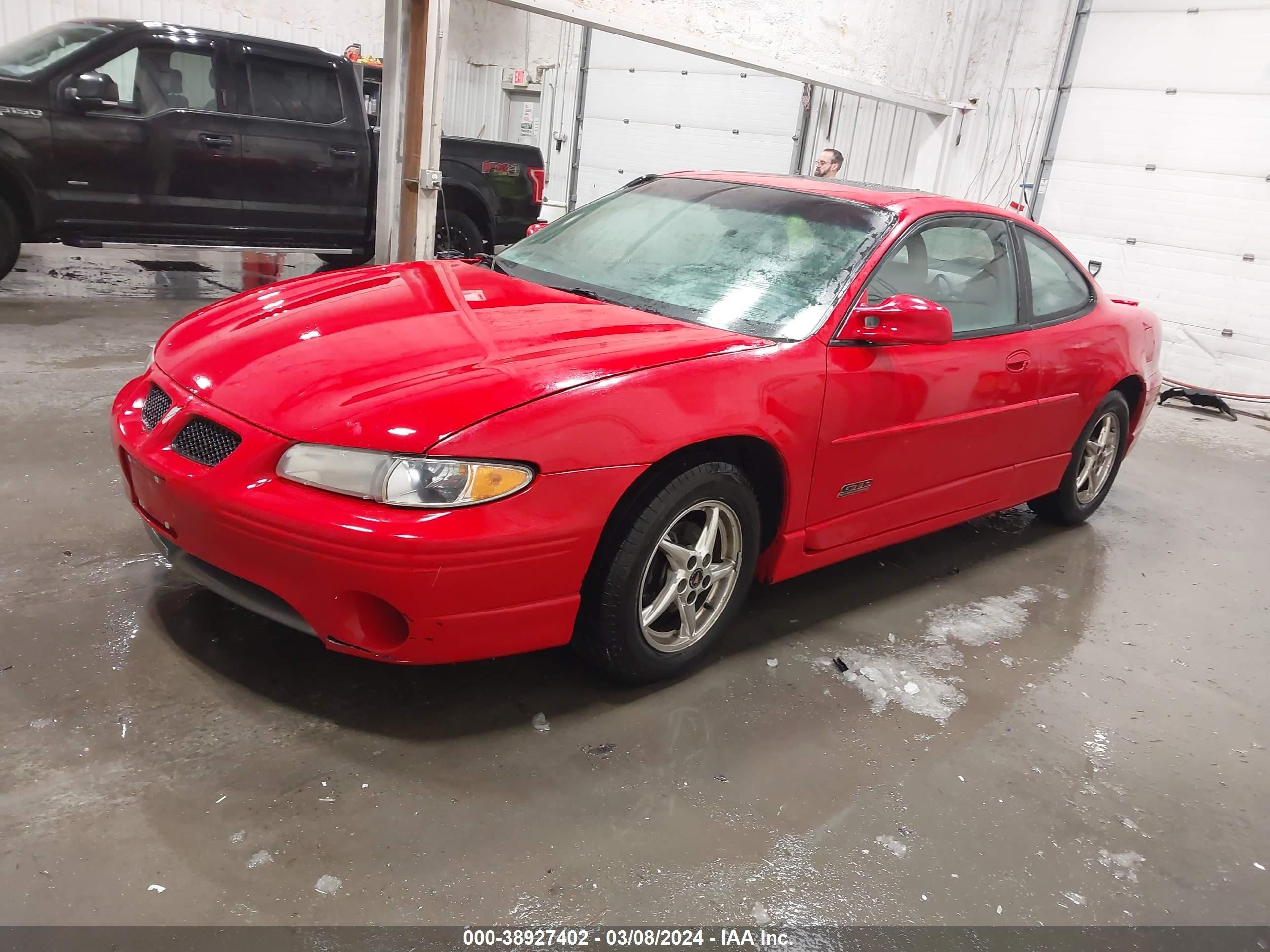 Photo 1 VIN: 1G2WR12182F134528 - PONTIAC GRAND PRIX 