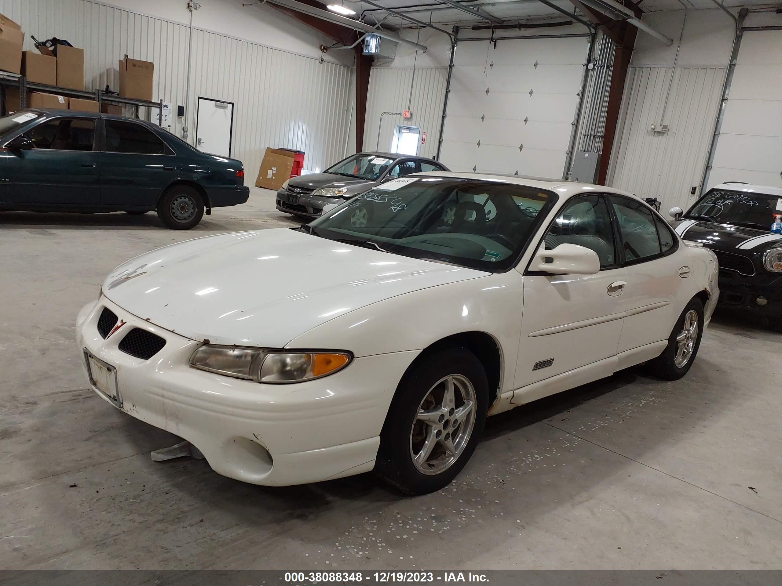 Photo 1 VIN: 1G2WR52172F211137 - PONTIAC GRAND PRIX 