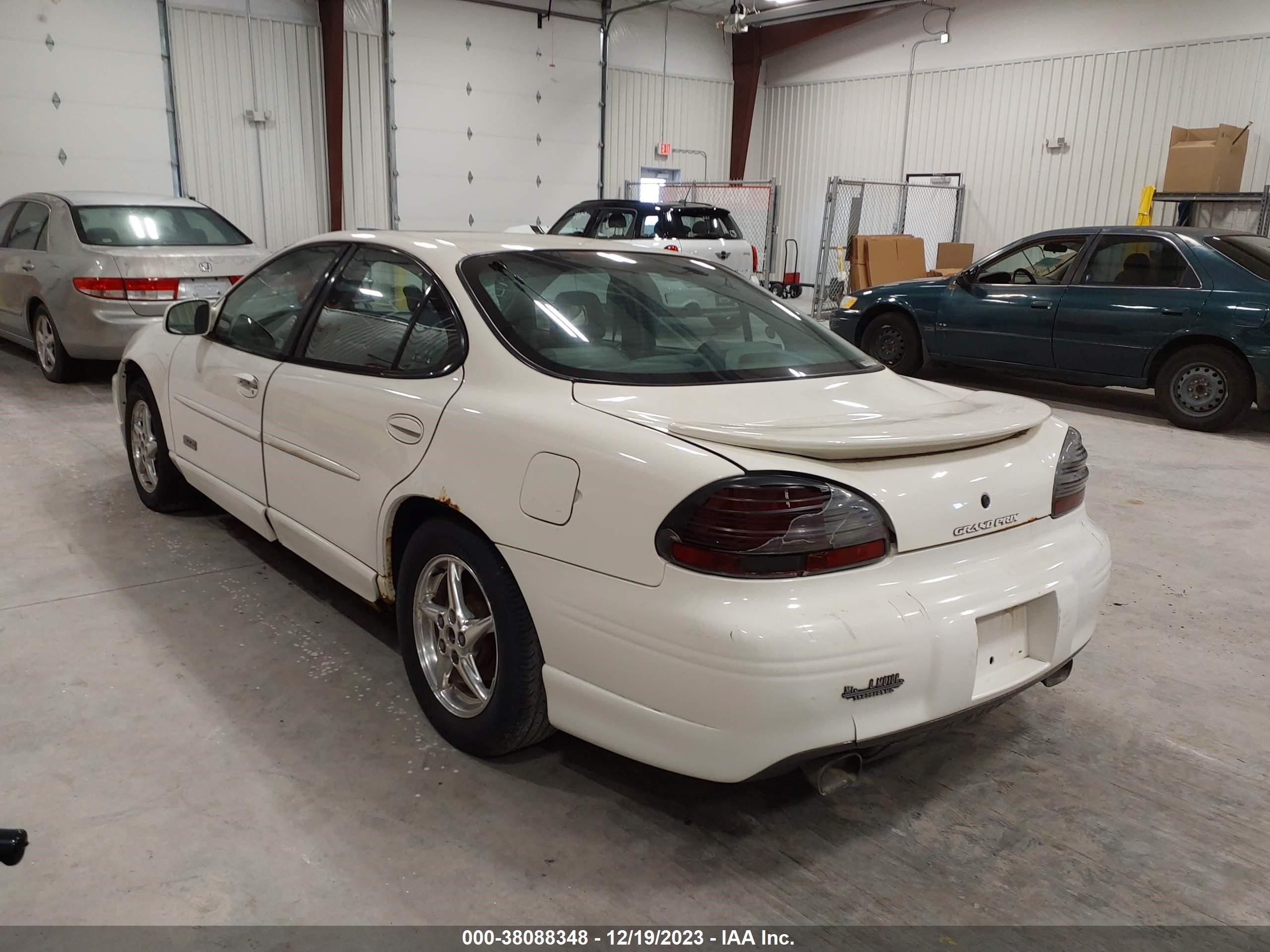 Photo 2 VIN: 1G2WR52172F211137 - PONTIAC GRAND PRIX 