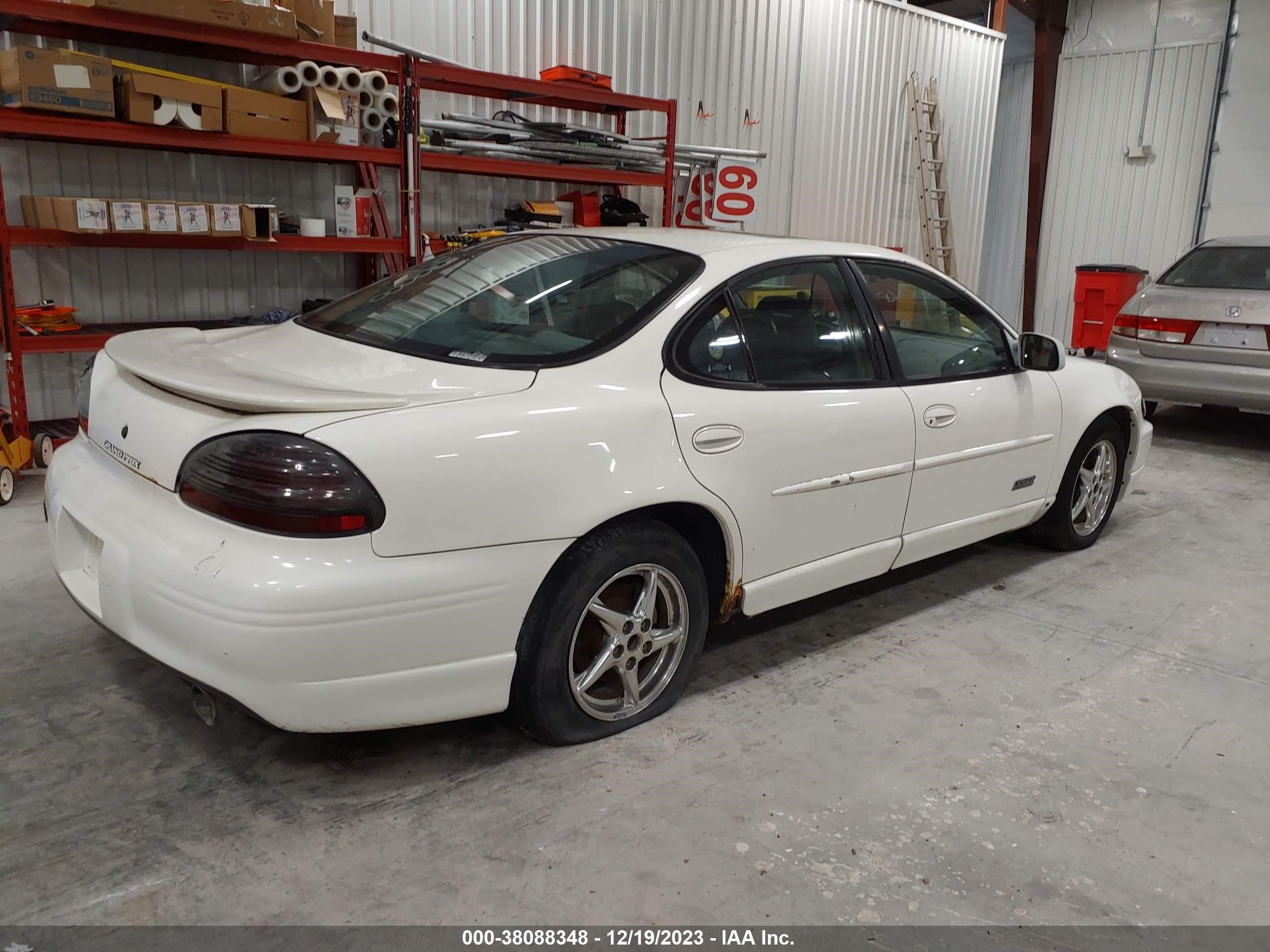 Photo 3 VIN: 1G2WR52172F211137 - PONTIAC GRAND PRIX 