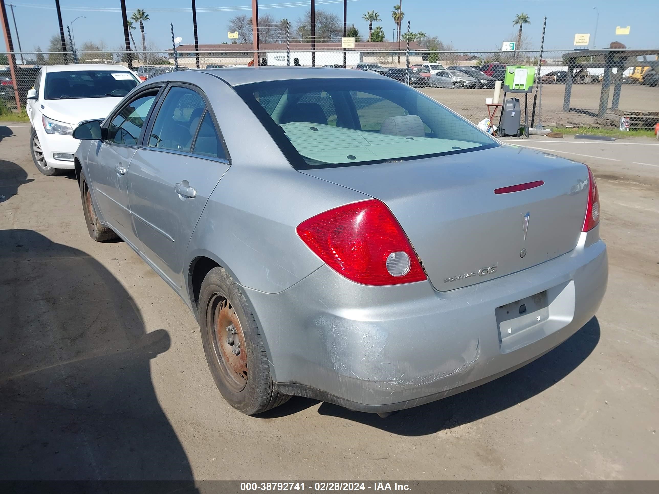 Photo 2 VIN: 1G2ZF58B974106141 - PONTIAC G6 