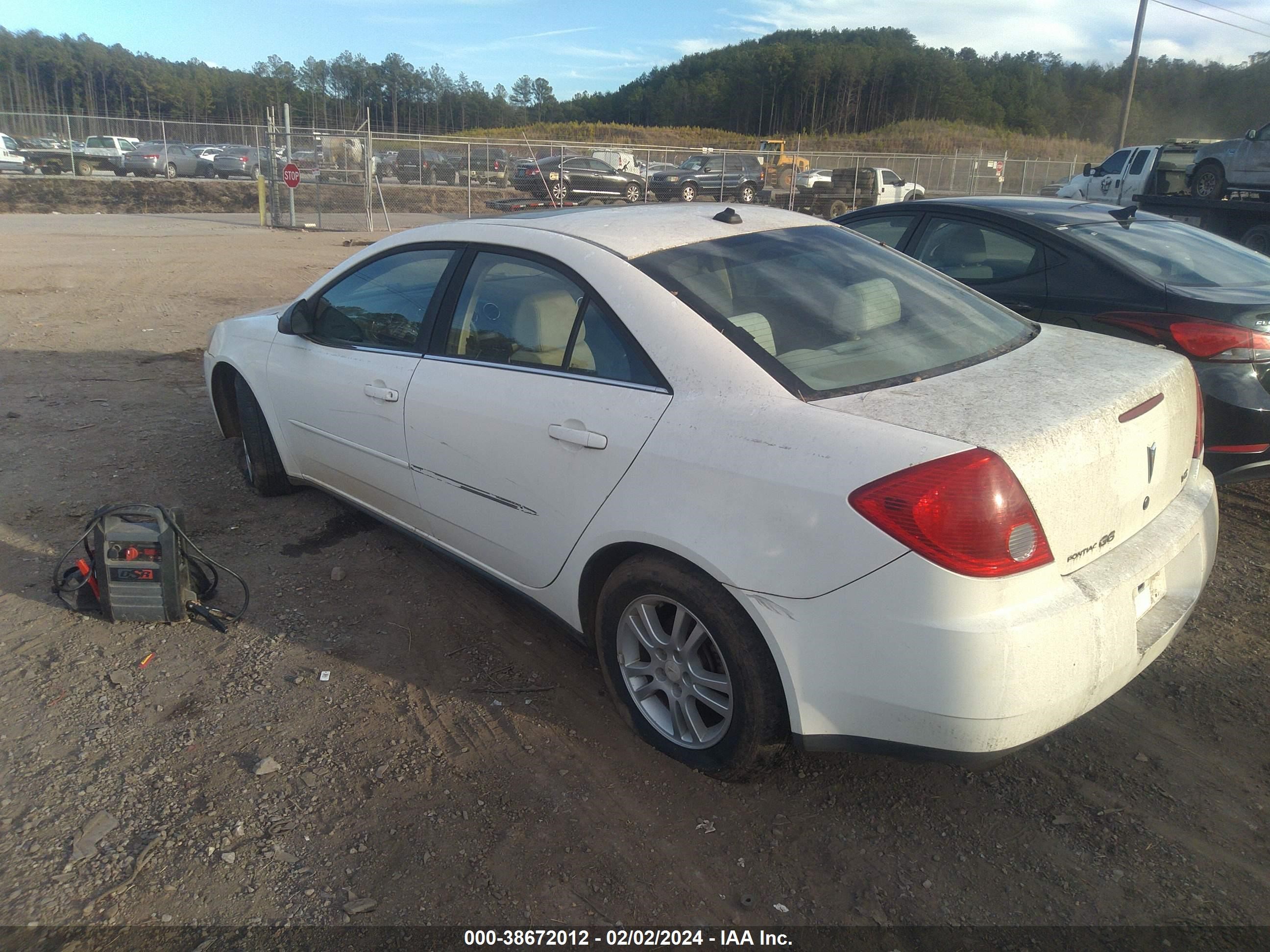 Photo 2 VIN: 1G2ZG528954143827 - PONTIAC G6 