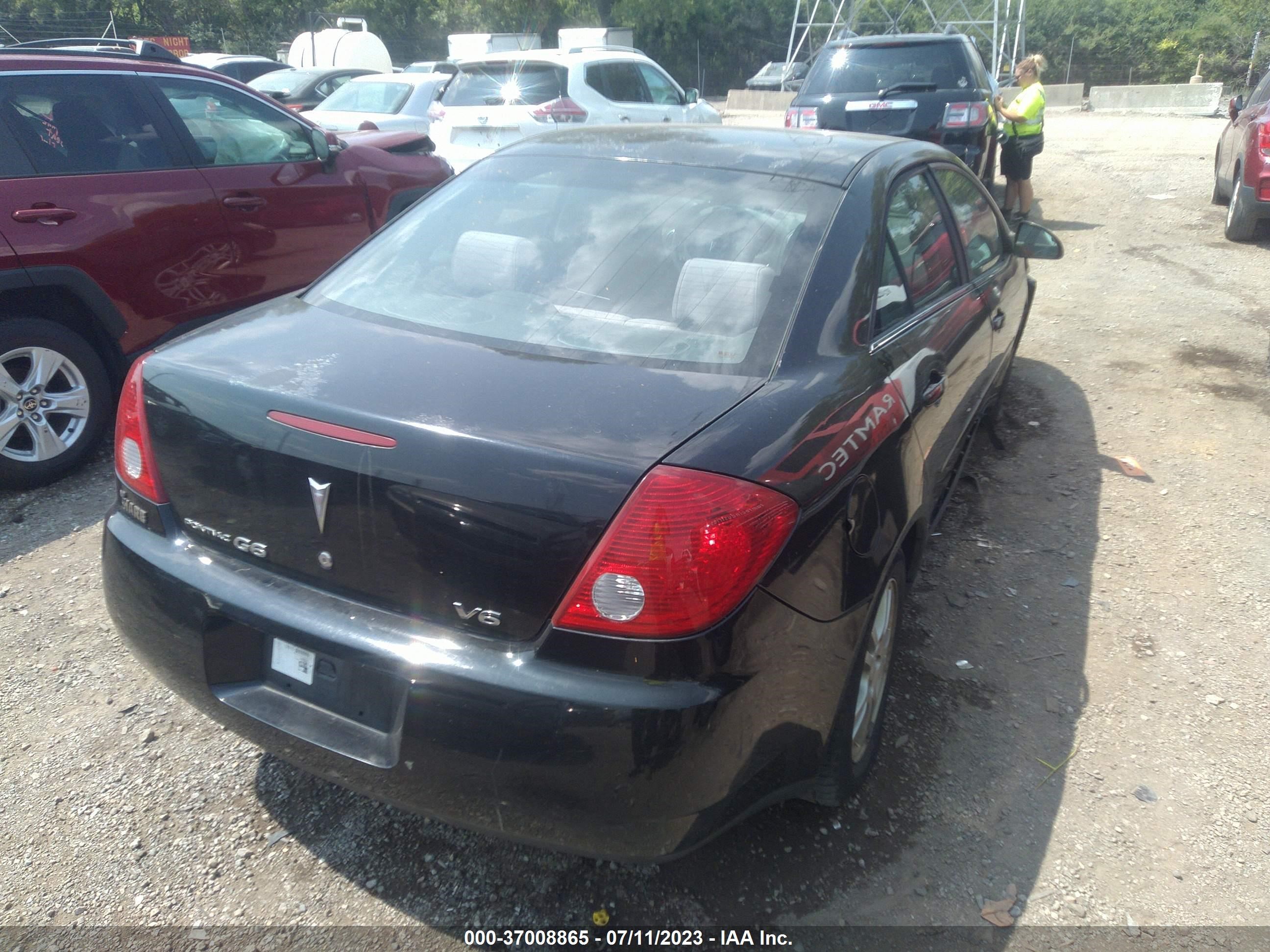 Photo 3 VIN: 1G2ZG558064195215 - PONTIAC G6 