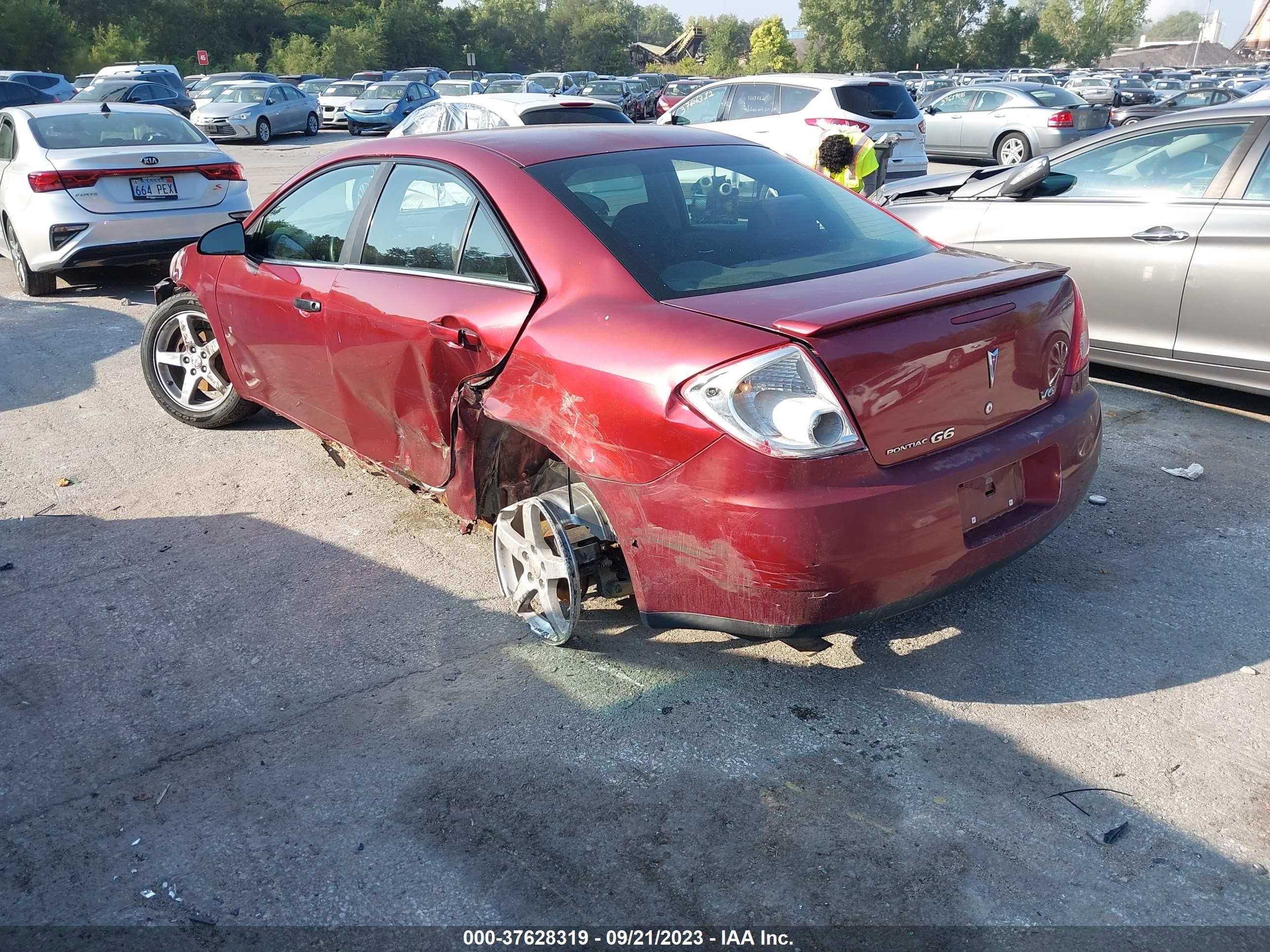 Photo 2 VIN: 1G2ZG57N284159922 - PONTIAC G6 