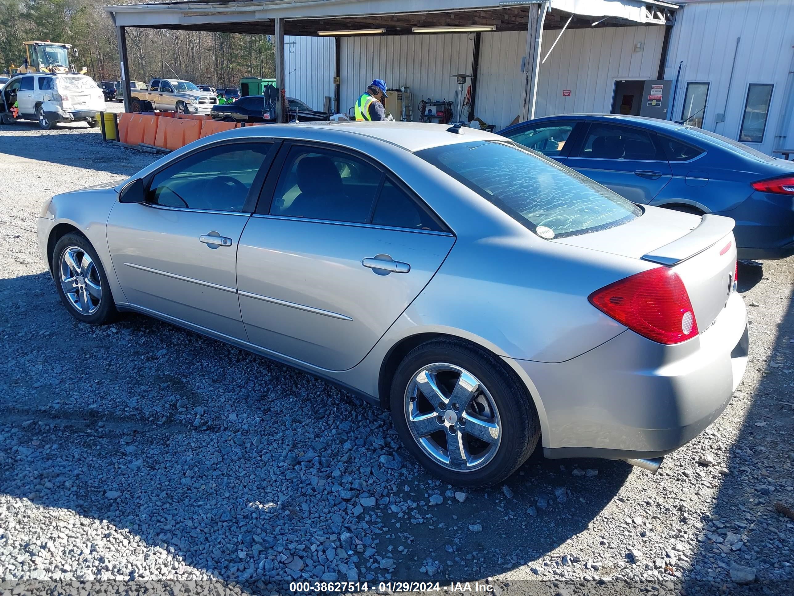 Photo 2 VIN: 1G2ZH528154111807 - PONTIAC G6 