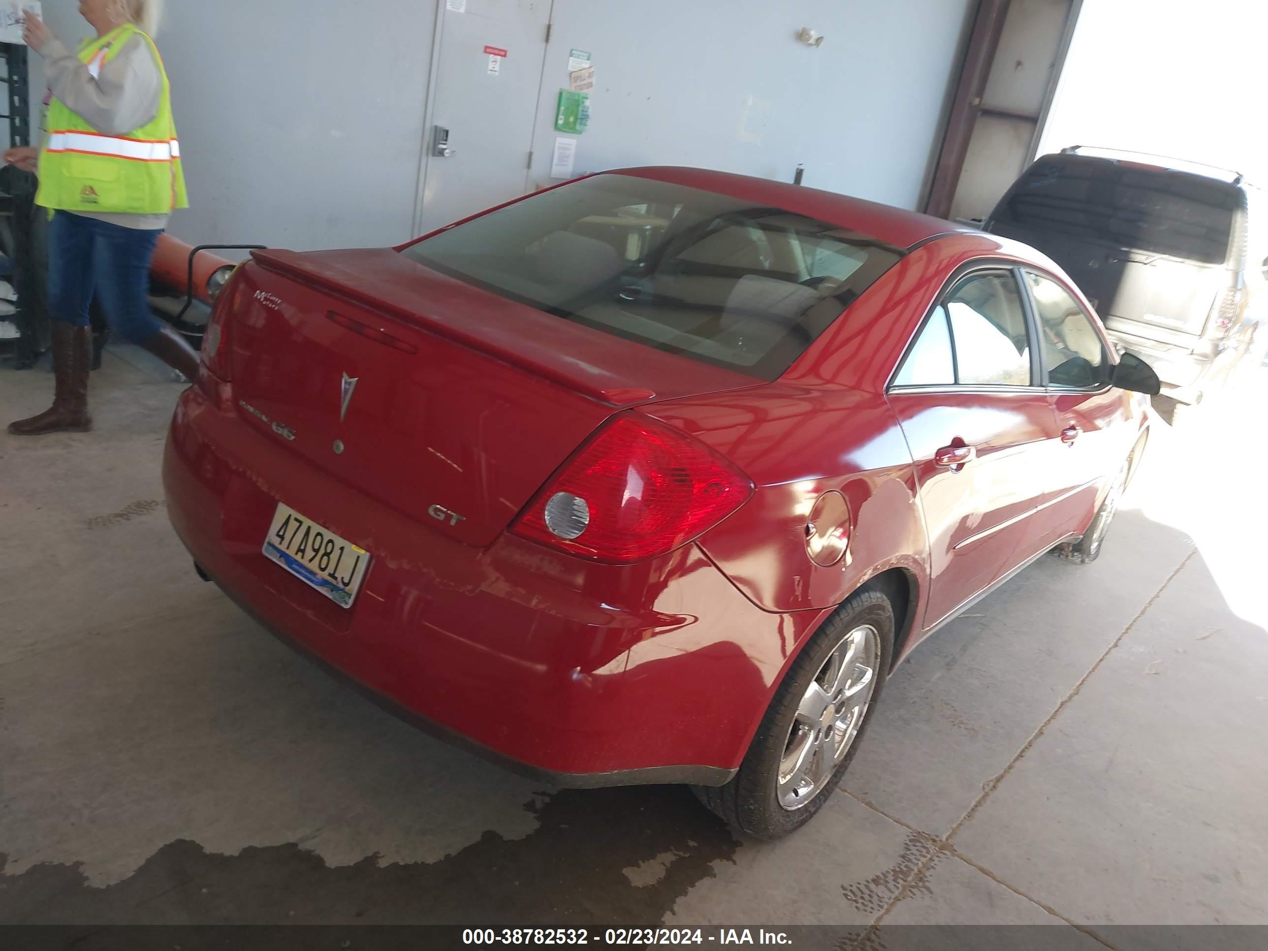 Photo 3 VIN: 1G2ZH58N274202438 - PONTIAC G6 