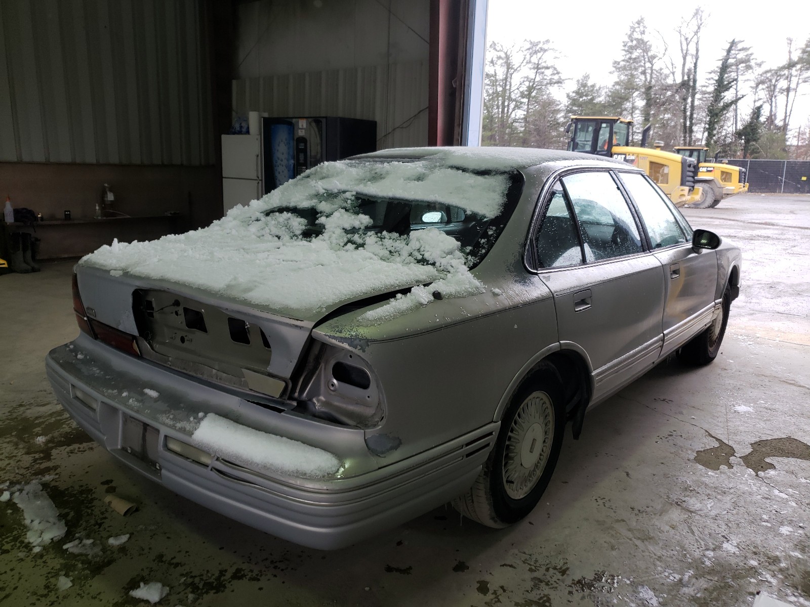 Photo 3 VIN: 1G3HC52K3W4843178 - OLDSMOBILE REGENCY 