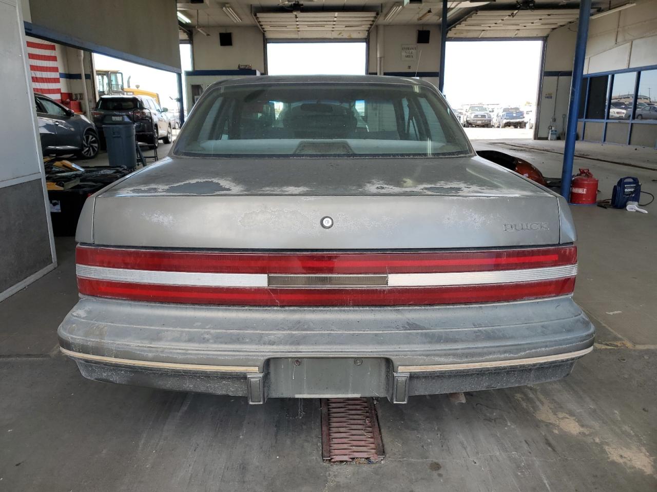 Photo 5 VIN: 1G4AG55M2T6429744 - BUICK CENTURY 