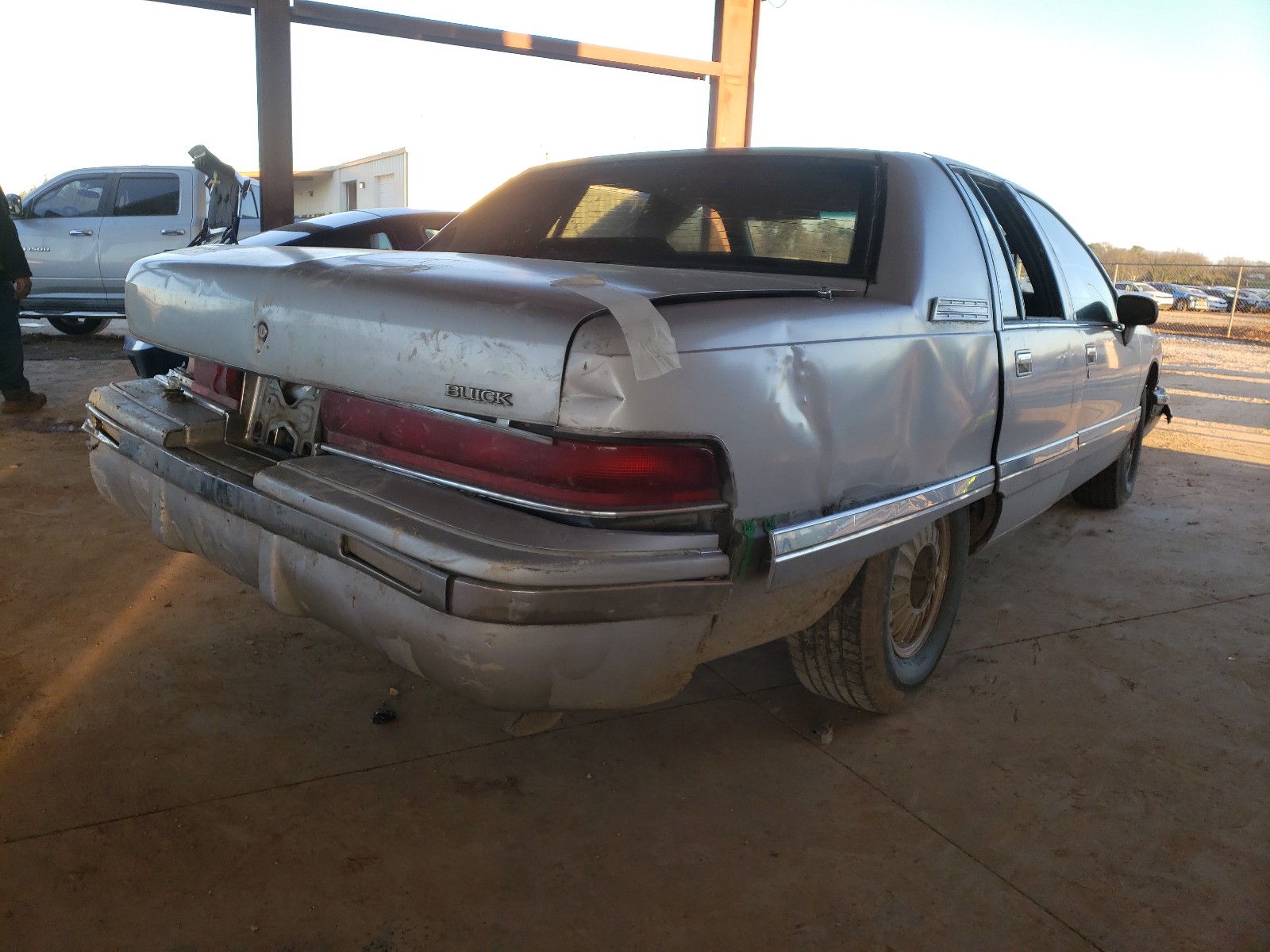 Photo 3 VIN: 1G4BN5373NR468741 - BUICK ROADMASTER 