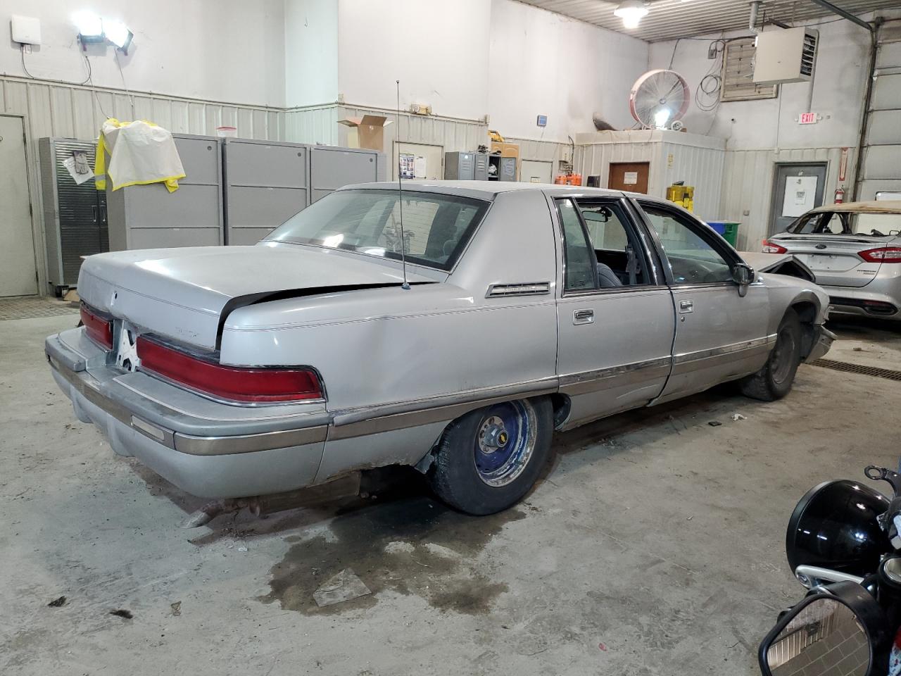 Photo 2 VIN: 1G4BN5377NR418358 - BUICK ROADMASTER 