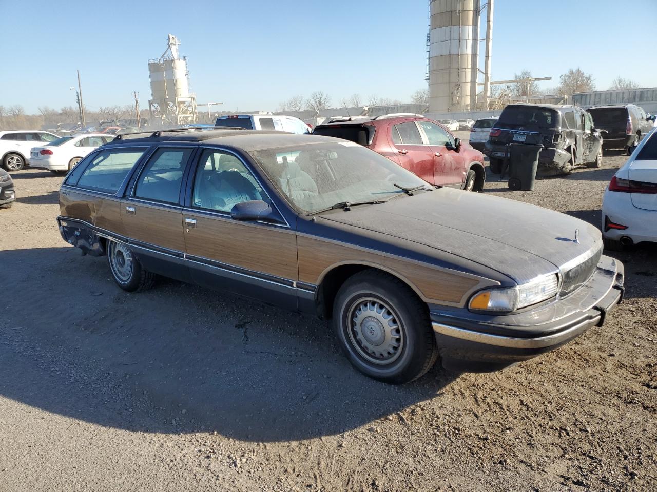 Photo 3 VIN: 1G4BR82P2TR408924 - BUICK ROADMASTER 