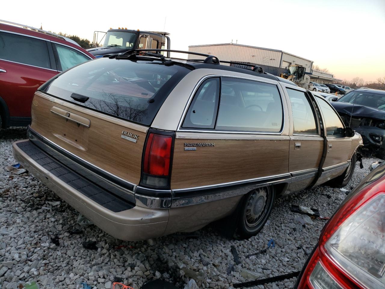 Photo 2 VIN: 1G4BR82P9TR406314 - BUICK ROADMASTER 