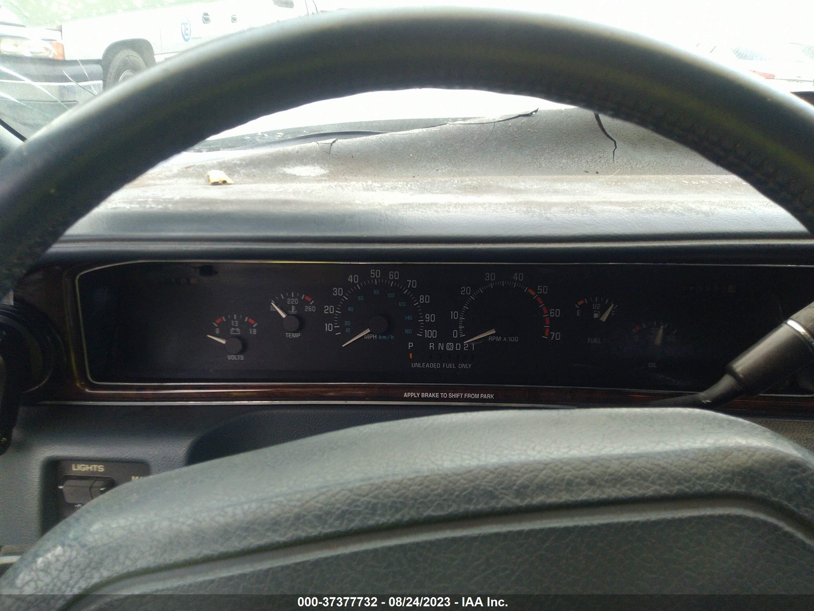 Photo 6 VIN: 1G4BR8371NW405841 - BUICK ROADMASTER 