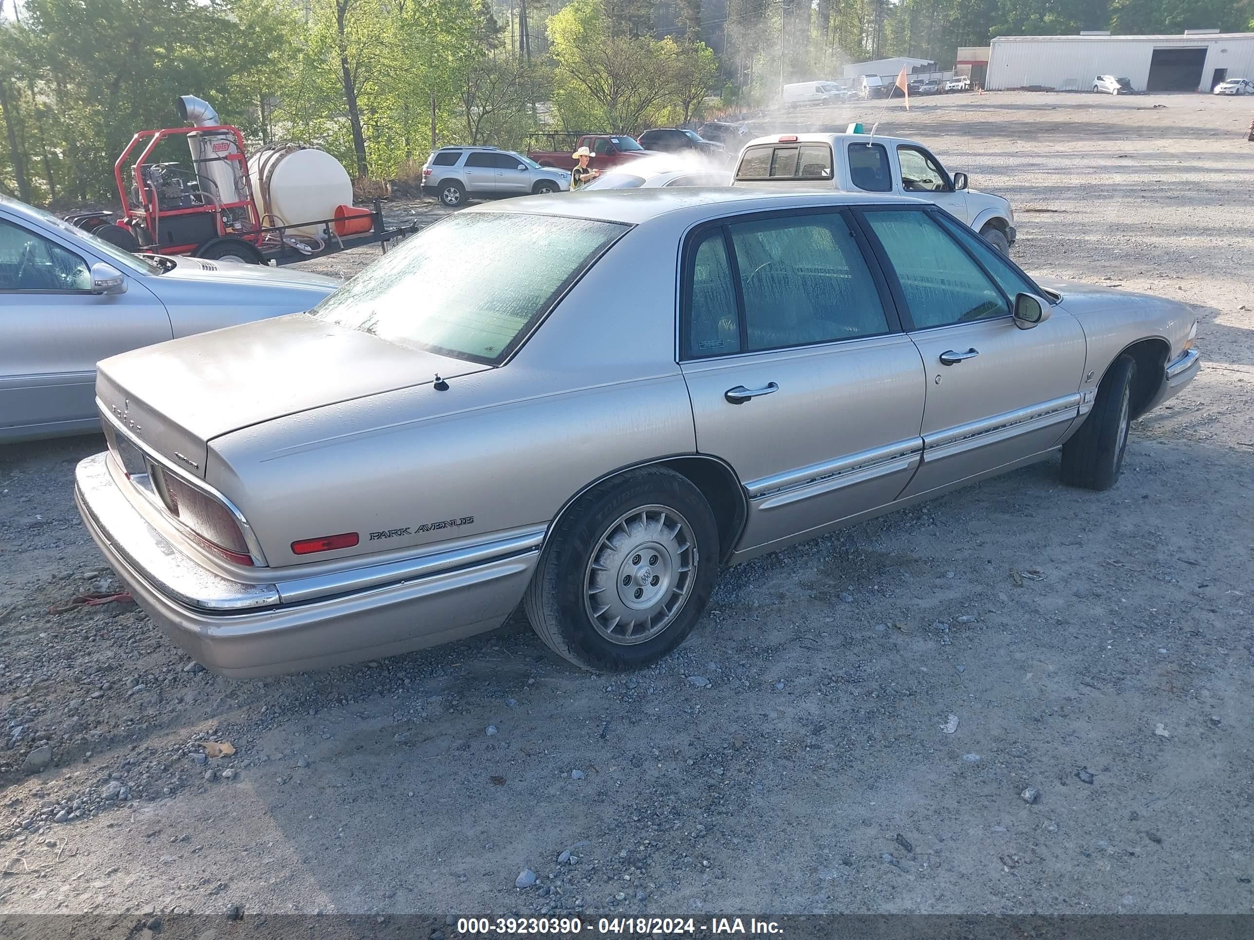 Photo 3 VIN: 1G4CU5210TH629506 - BUICK PARK AVENUE 