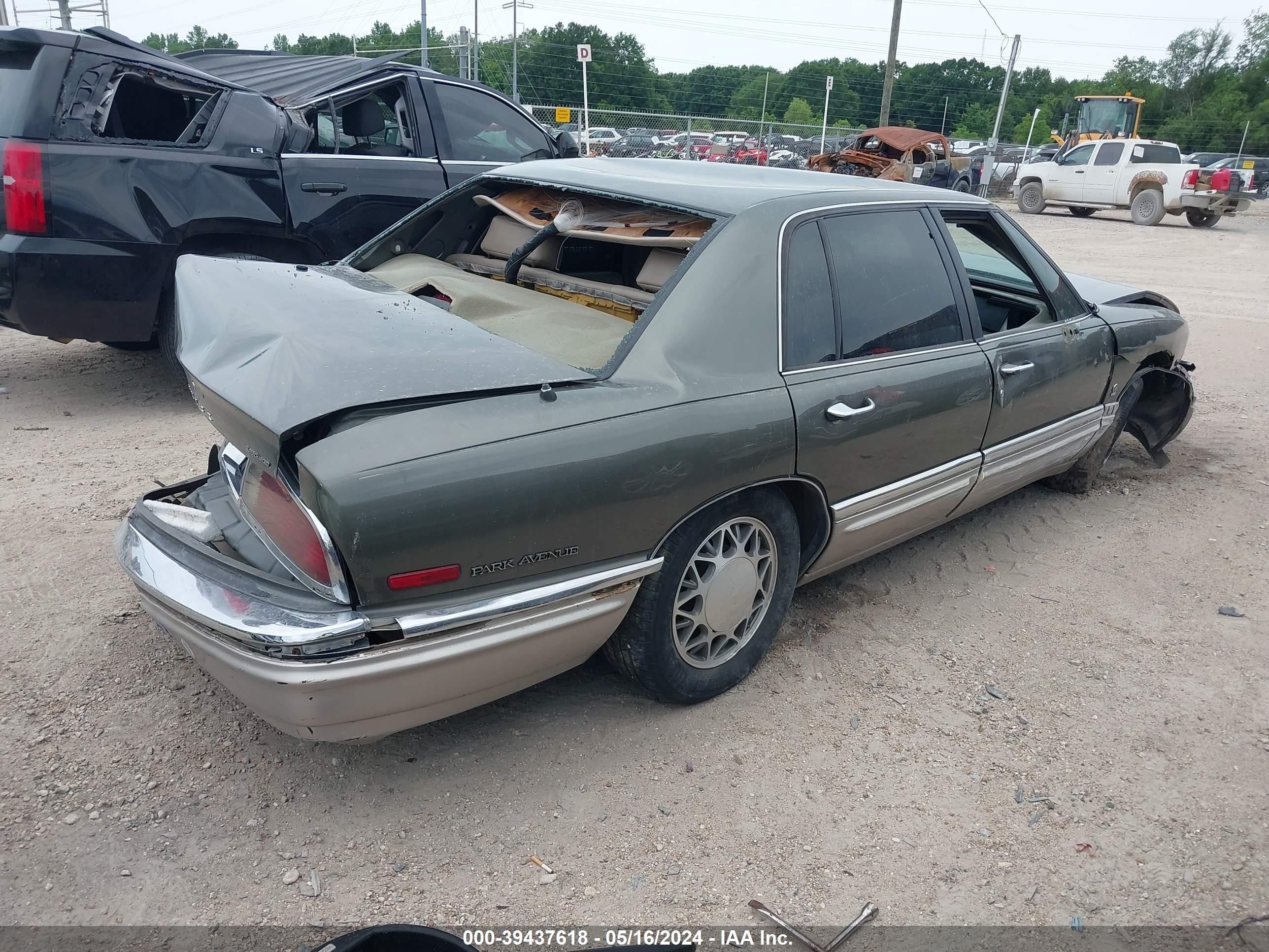 Photo 3 VIN: 1G4CU5213TH628219 - BUICK PARK AVENUE 