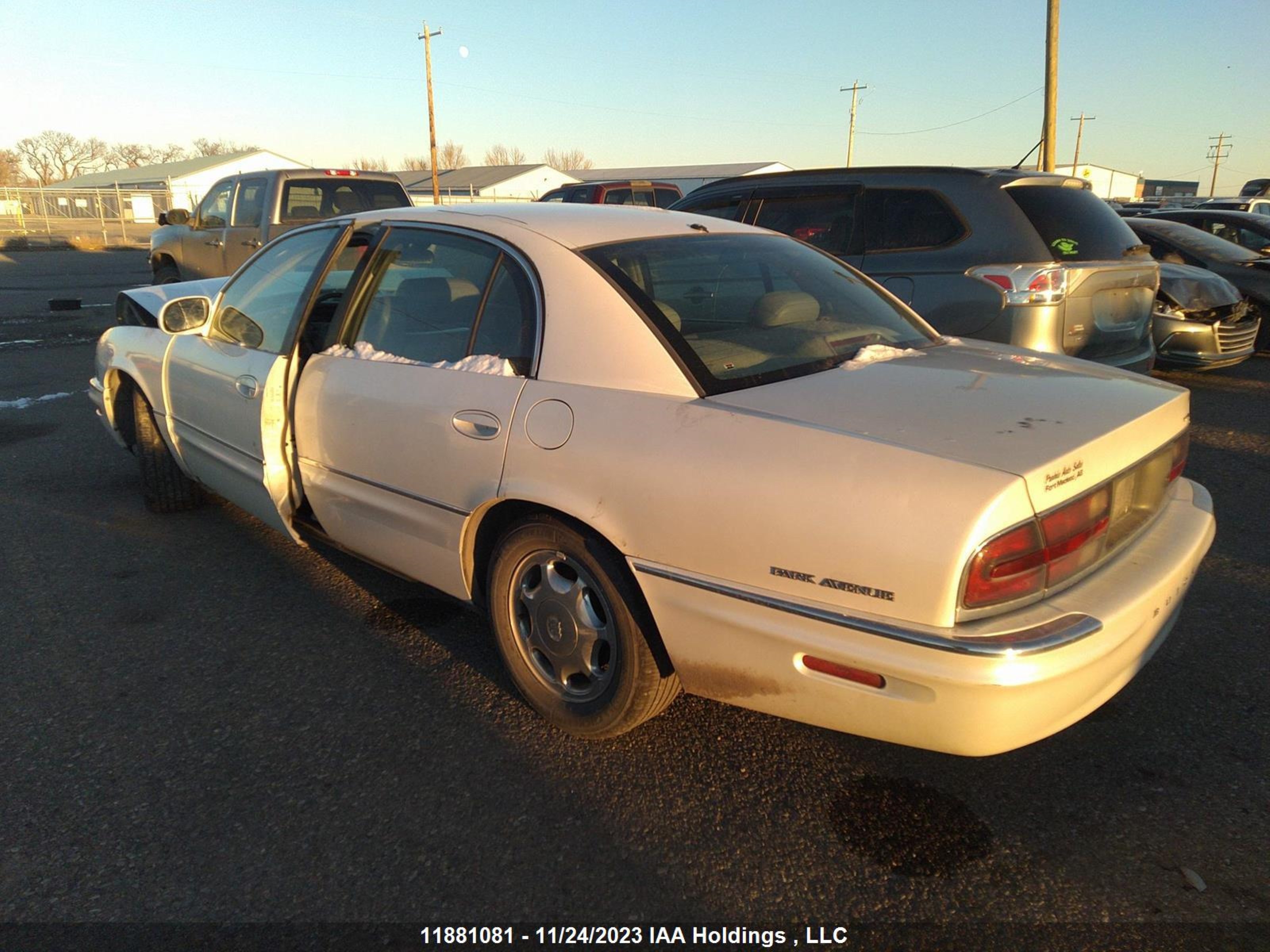 Photo 2 VIN: 1G4CU5218W4660482 - BUICK PARK AVENUE 