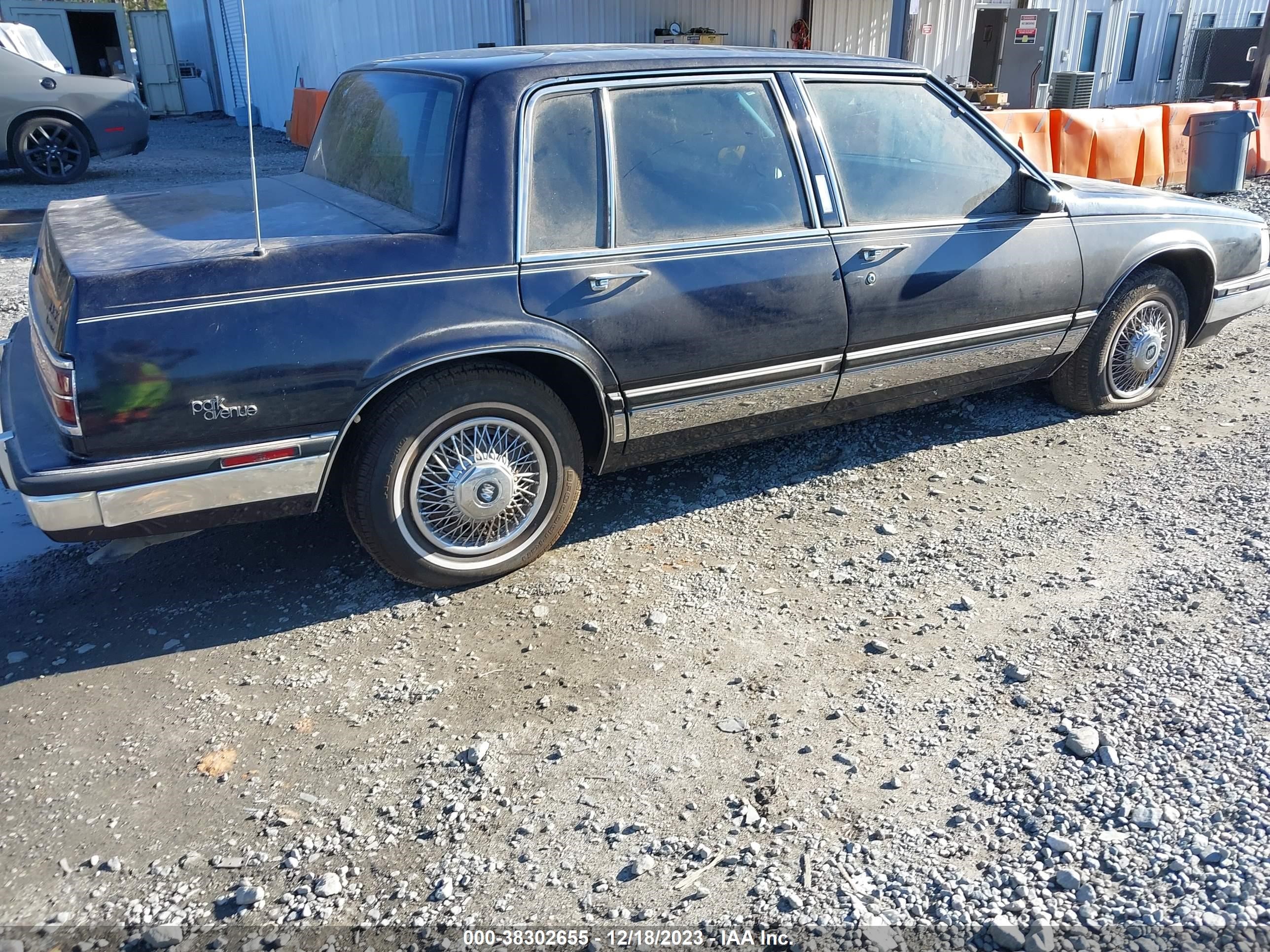 Photo 3 VIN: 1G4CW5138H1425579 - BUICK ELECTRA 