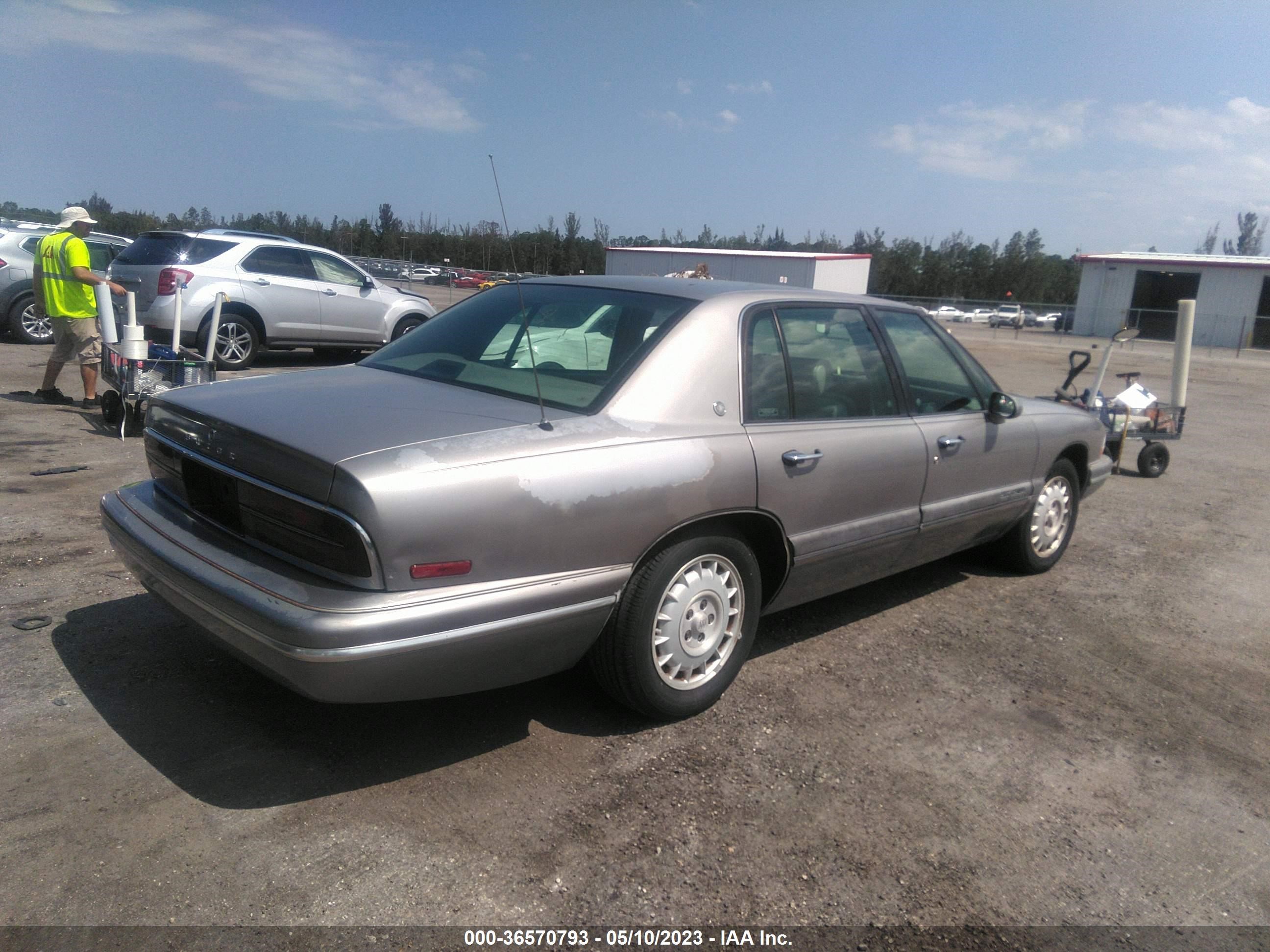 Photo 3 VIN: 1G4CW52K2SH654439 - BUICK PARK AVENUE 