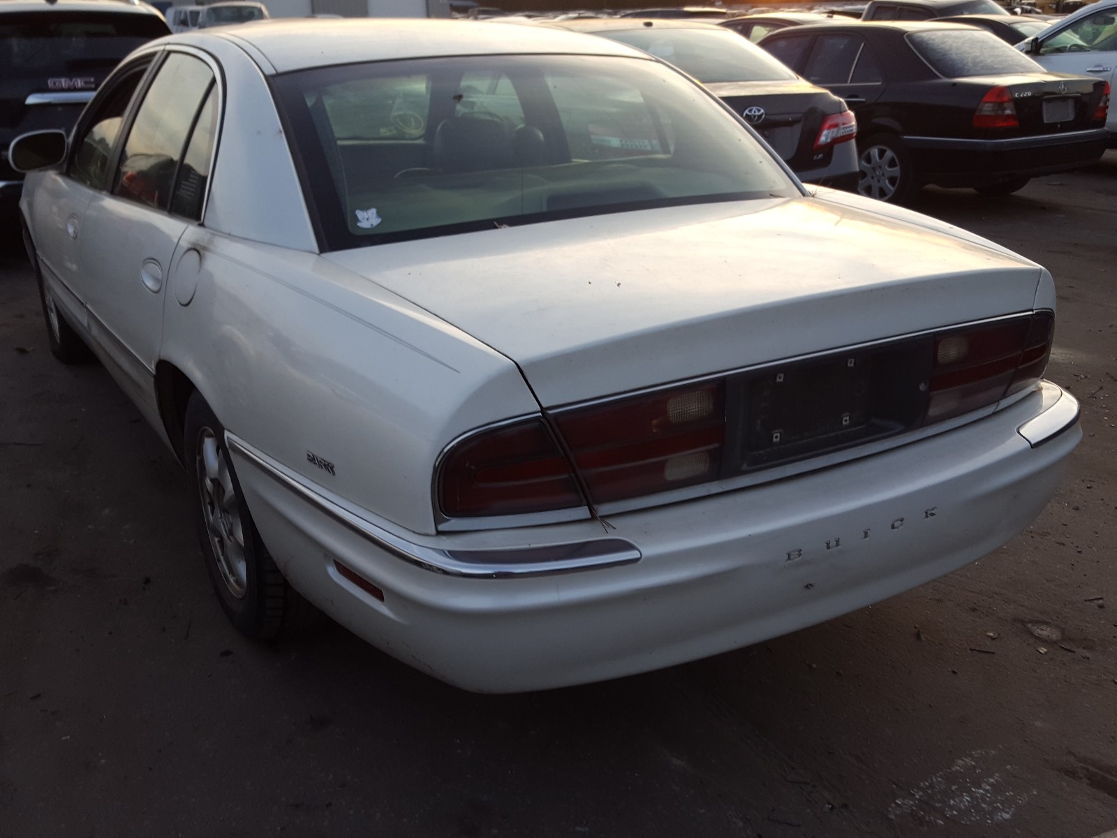 Photo 2 VIN: 1G4CW52K7Y4116643 - BUICK PARK AVENU 