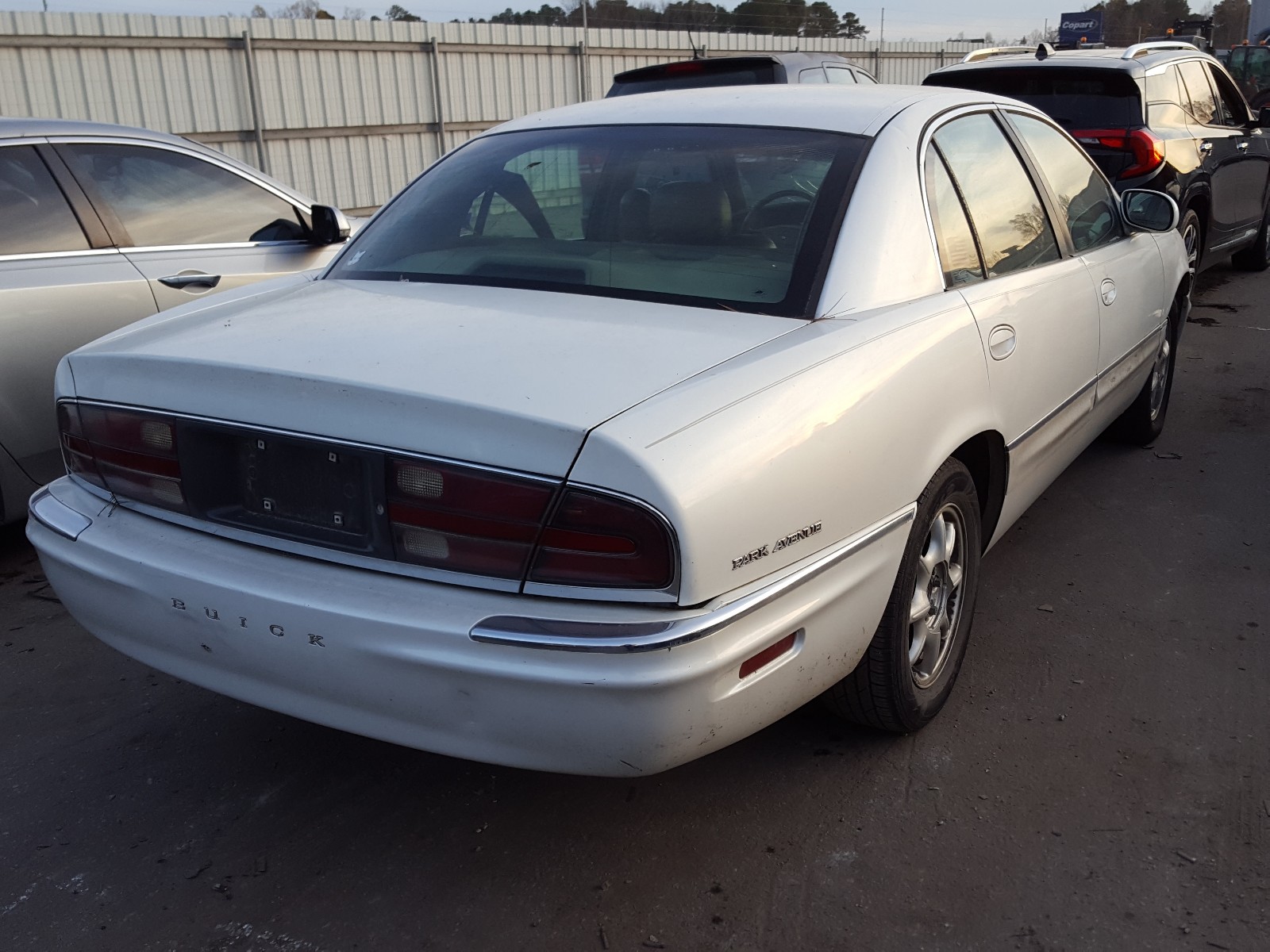 Photo 3 VIN: 1G4CW52K7Y4116643 - BUICK PARK AVENU 