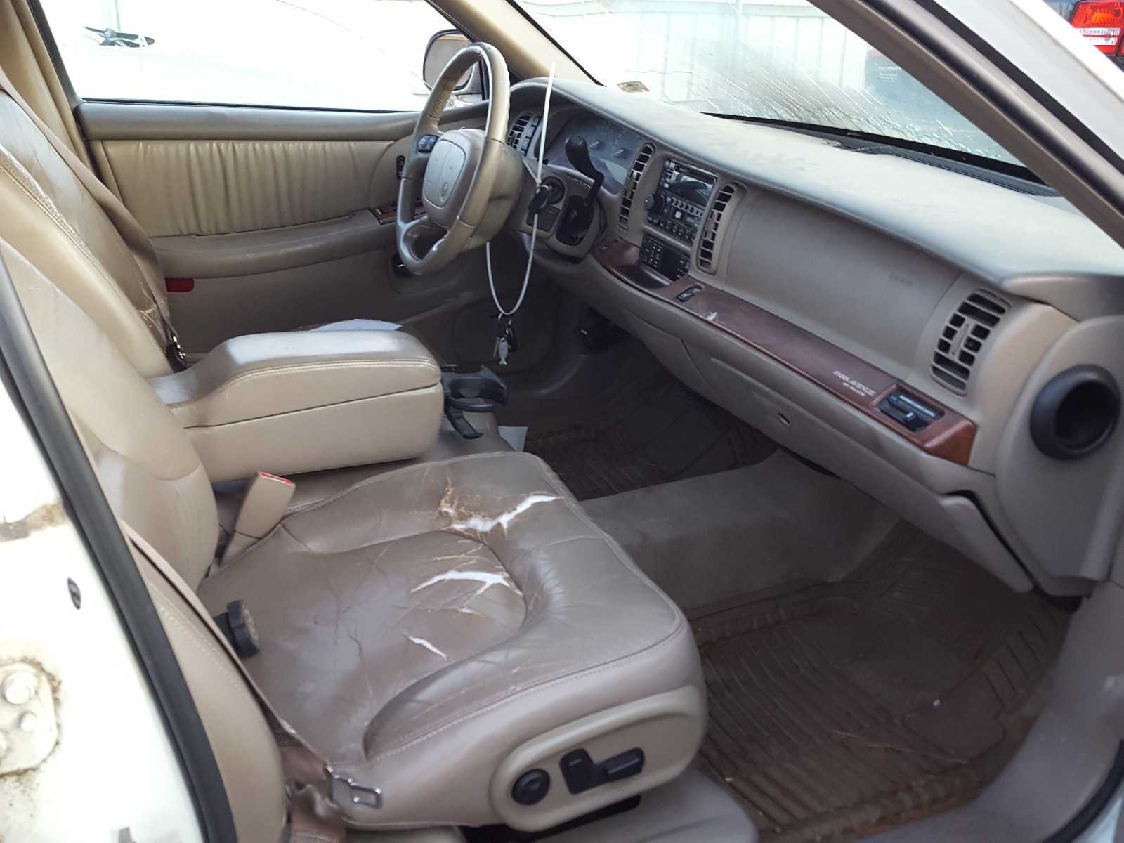 Photo 4 VIN: 1G4CW52K7Y4116643 - BUICK PARK AVENU 