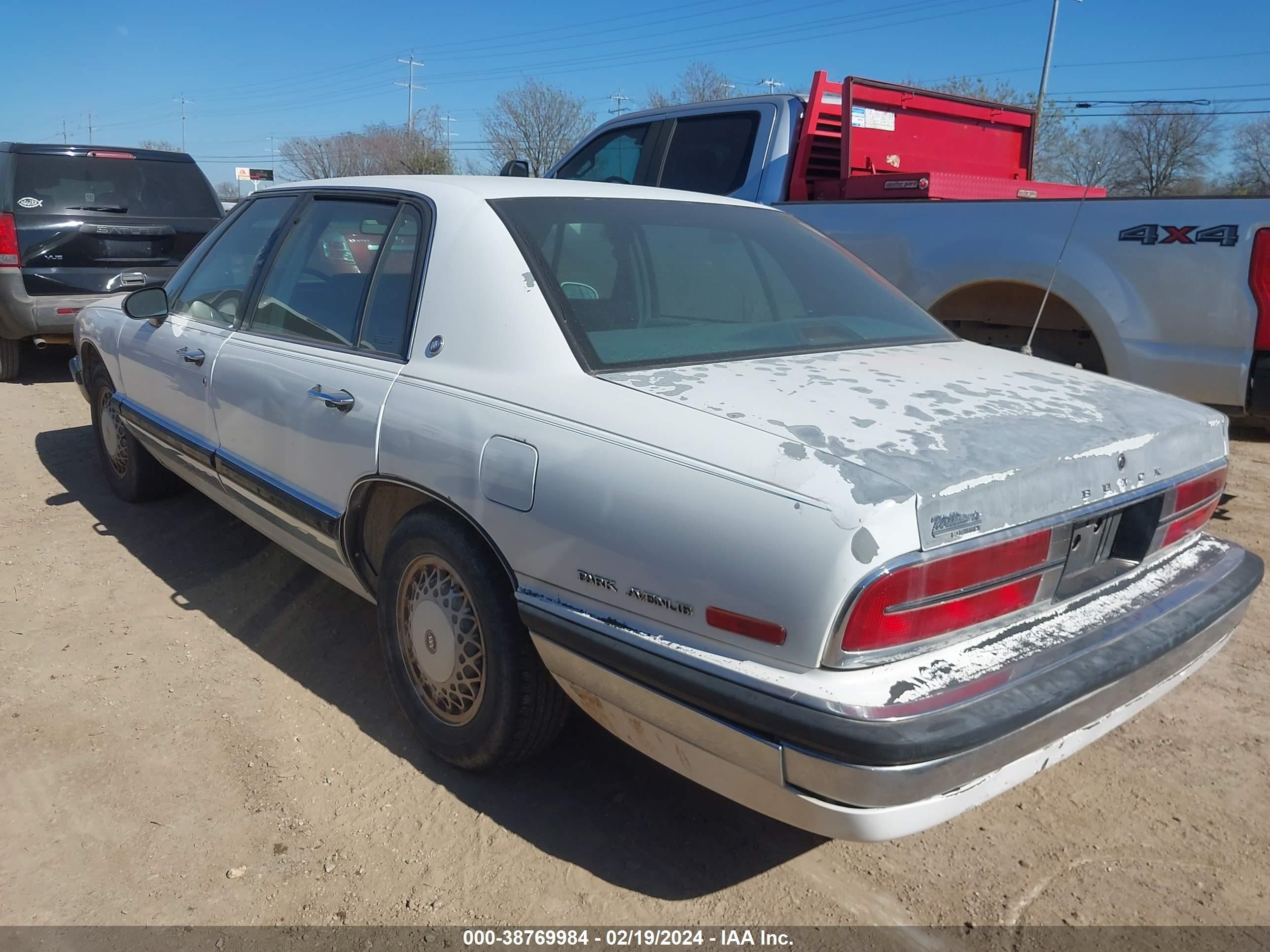 Photo 2 VIN: 1G4CW52LXRH603869 - BUICK PARK AVENUE 