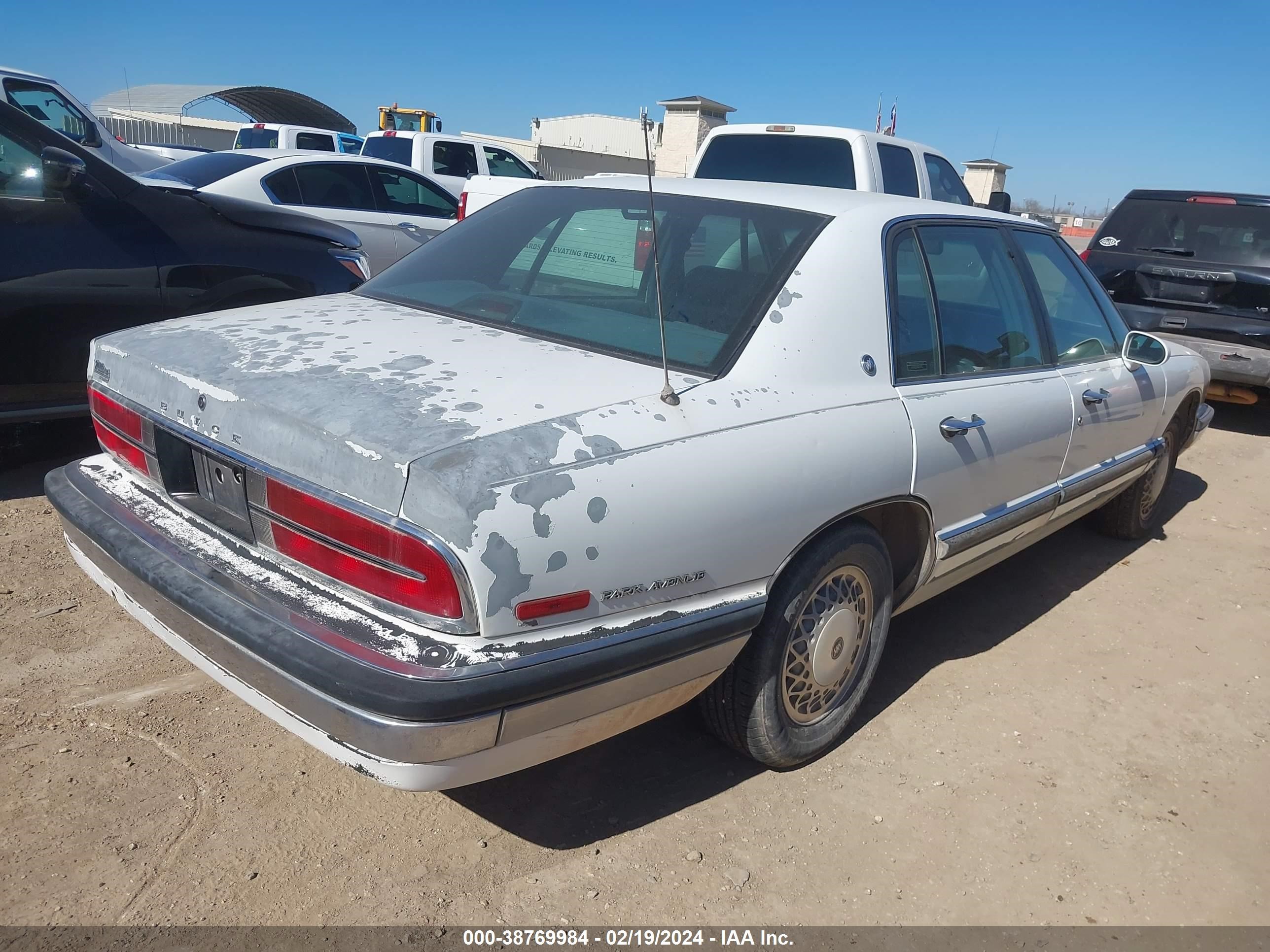 Photo 3 VIN: 1G4CW52LXRH603869 - BUICK PARK AVENUE 