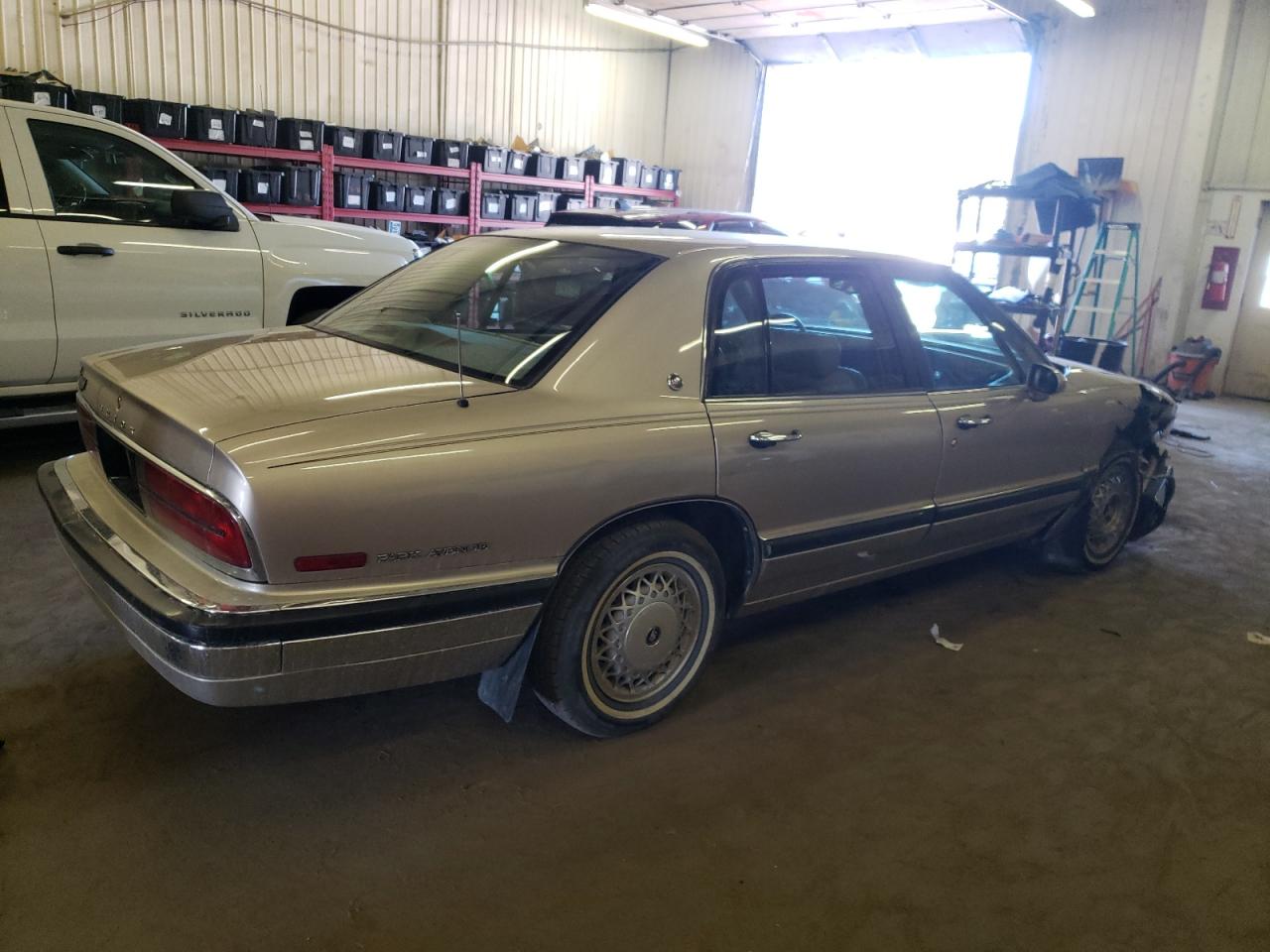 Photo 2 VIN: 1G4CW53L7P1627700 - BUICK PARK AVENUE 