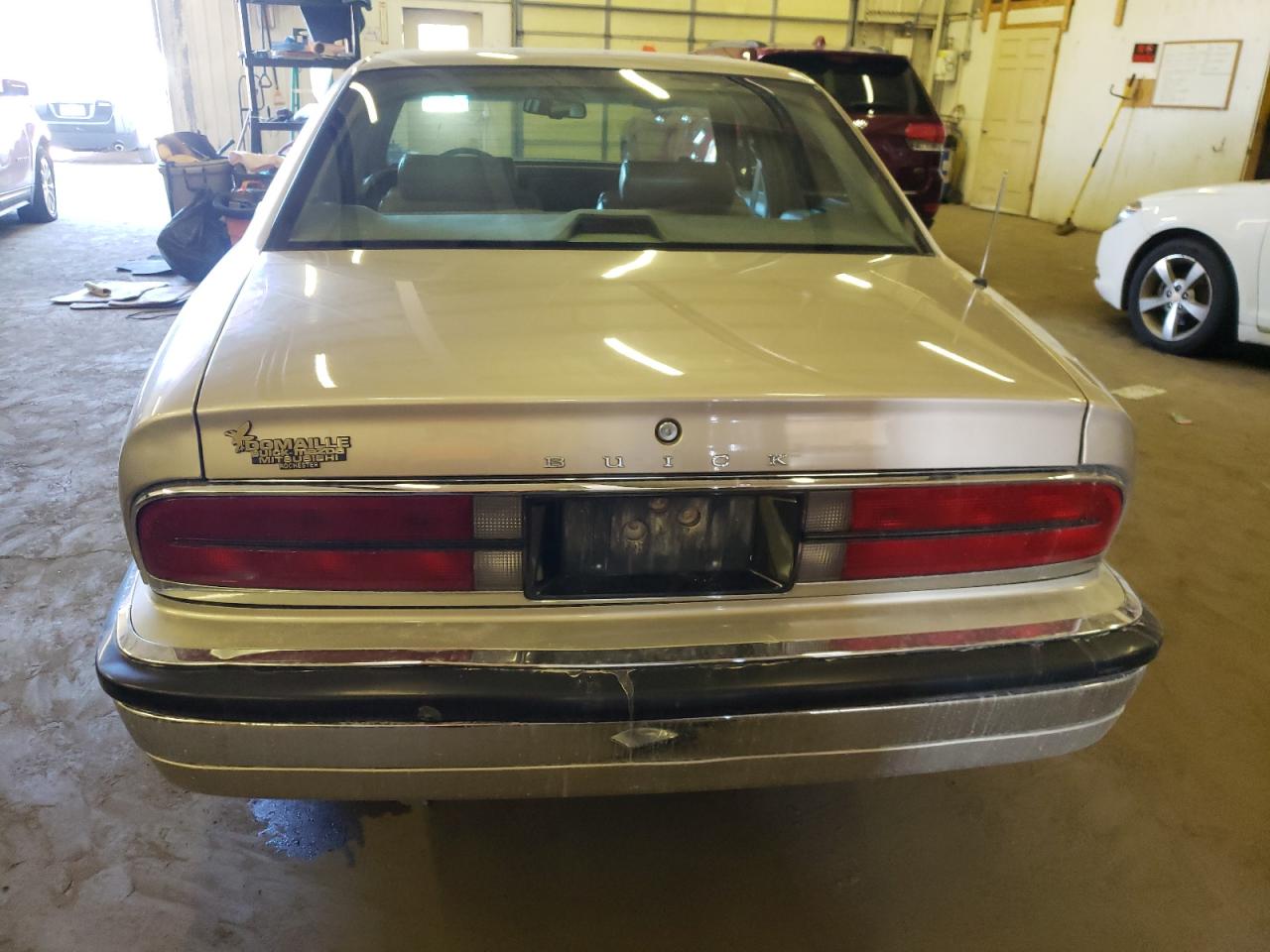 Photo 5 VIN: 1G4CW53L7P1627700 - BUICK PARK AVENUE 