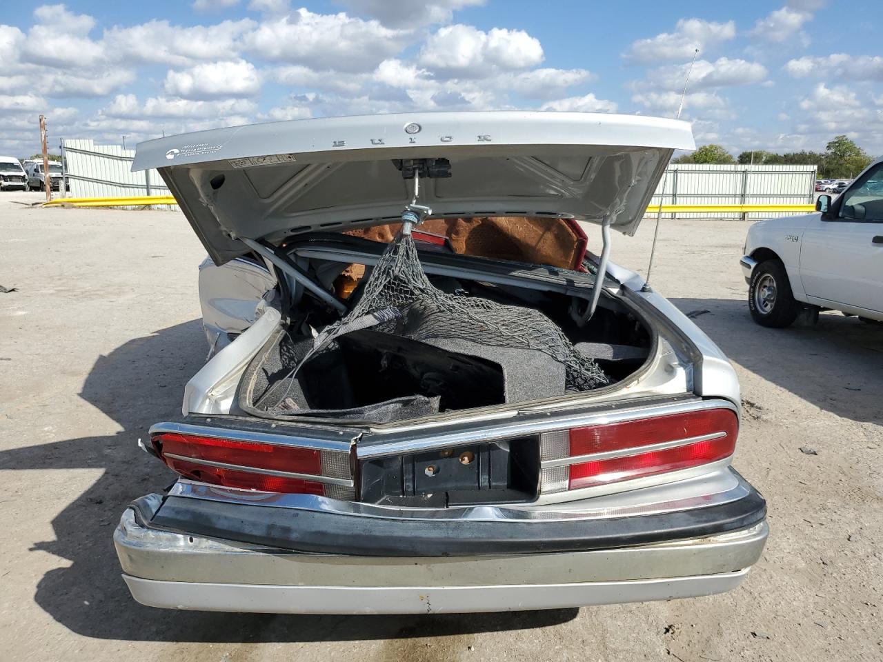 Photo 5 VIN: 1G4CW53LXN1634413 - BUICK PARK AVENUE 