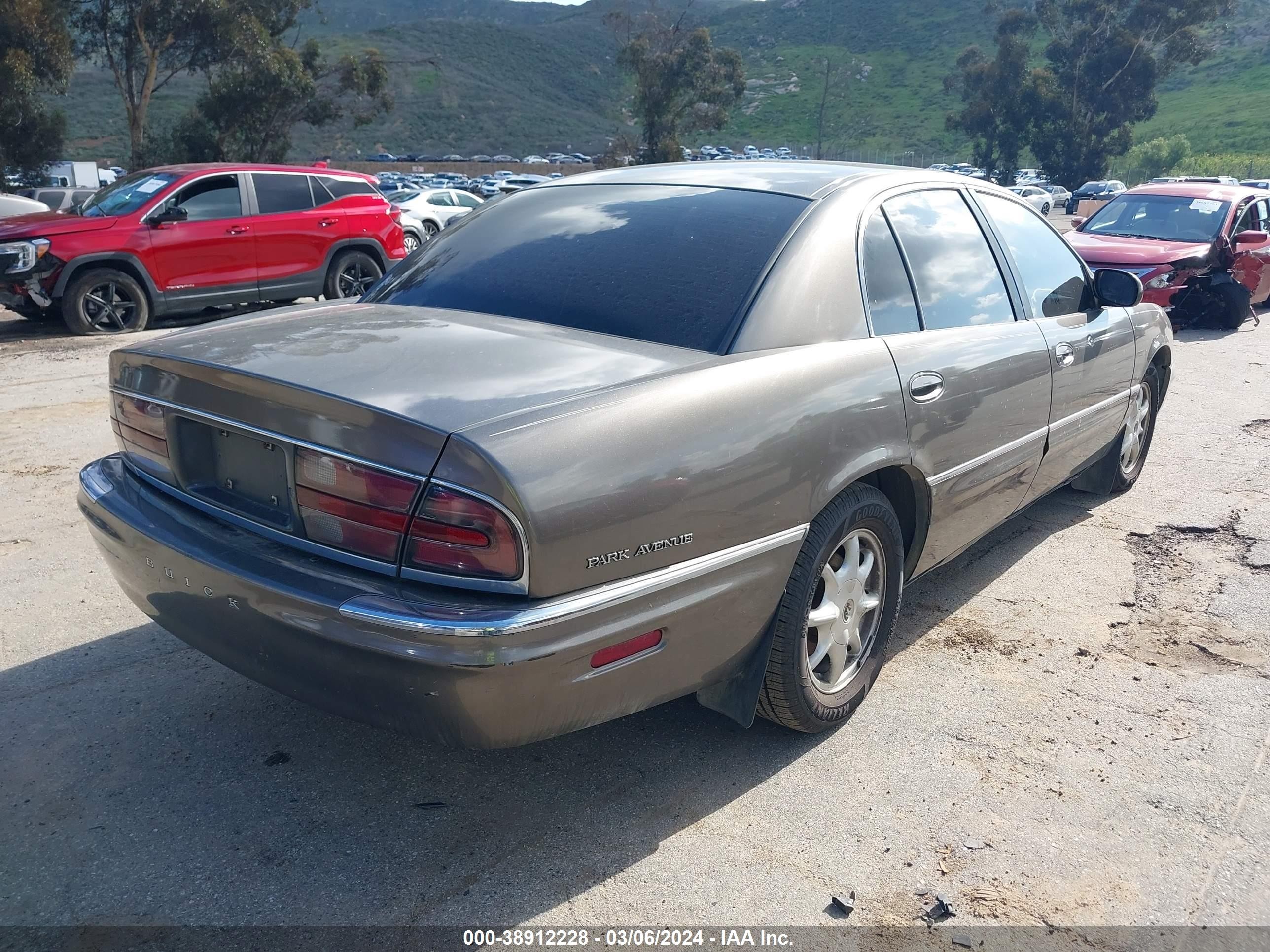 Photo 3 VIN: 1G4CW54K4Y4287430 - BUICK PARK AVENUE 