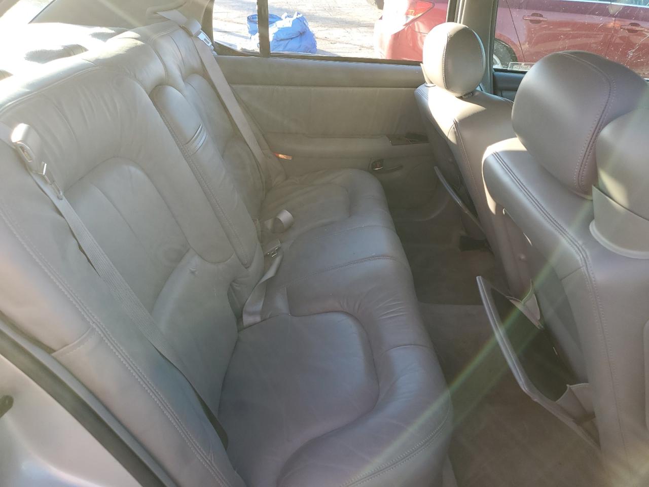 Photo 9 VIN: 1G4CW54K5Y4258096 - BUICK PARK AVENUE 
