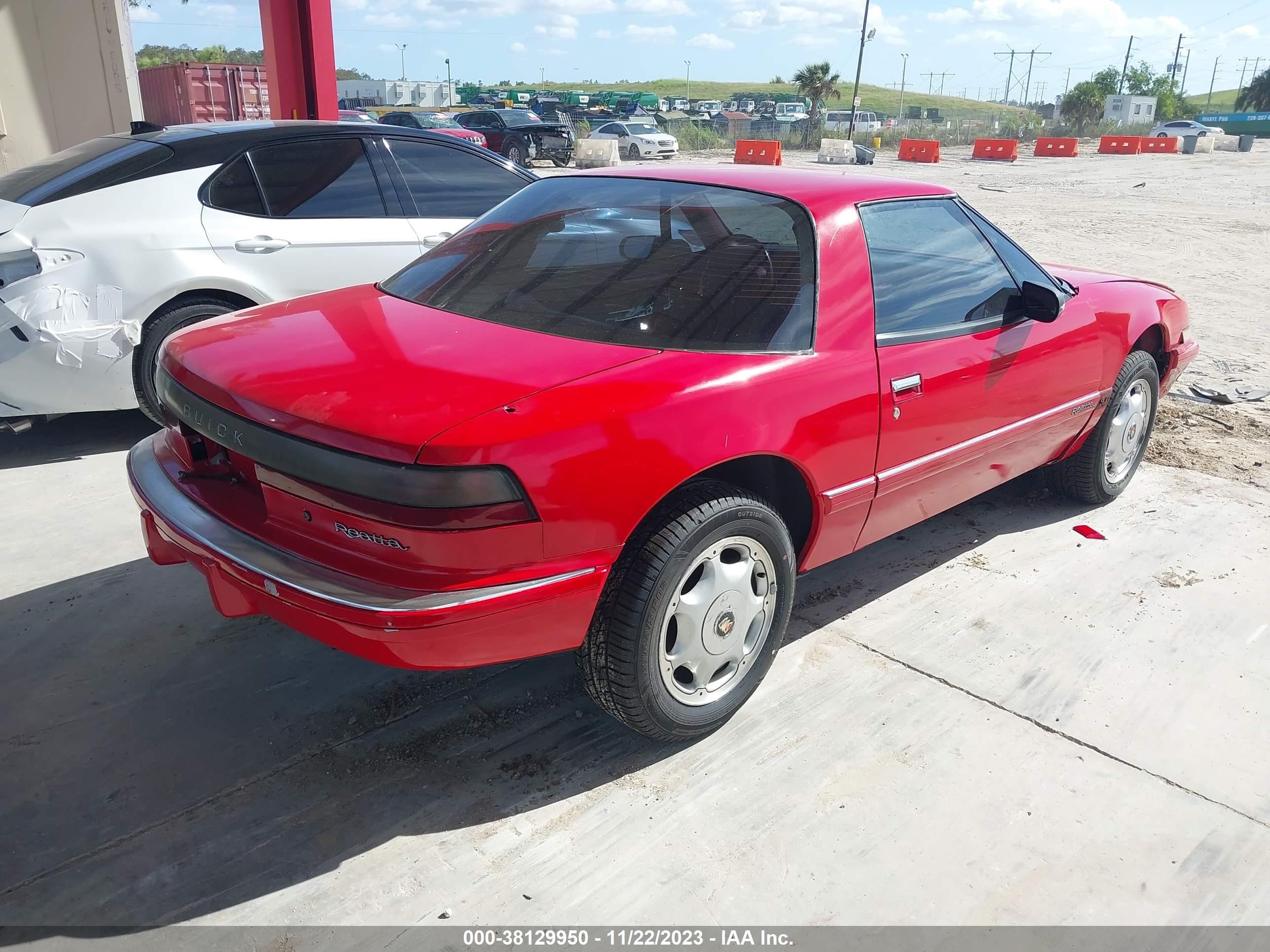 Photo 3 VIN: 1G4EC13L2MB901465 - BUICK REATTA 