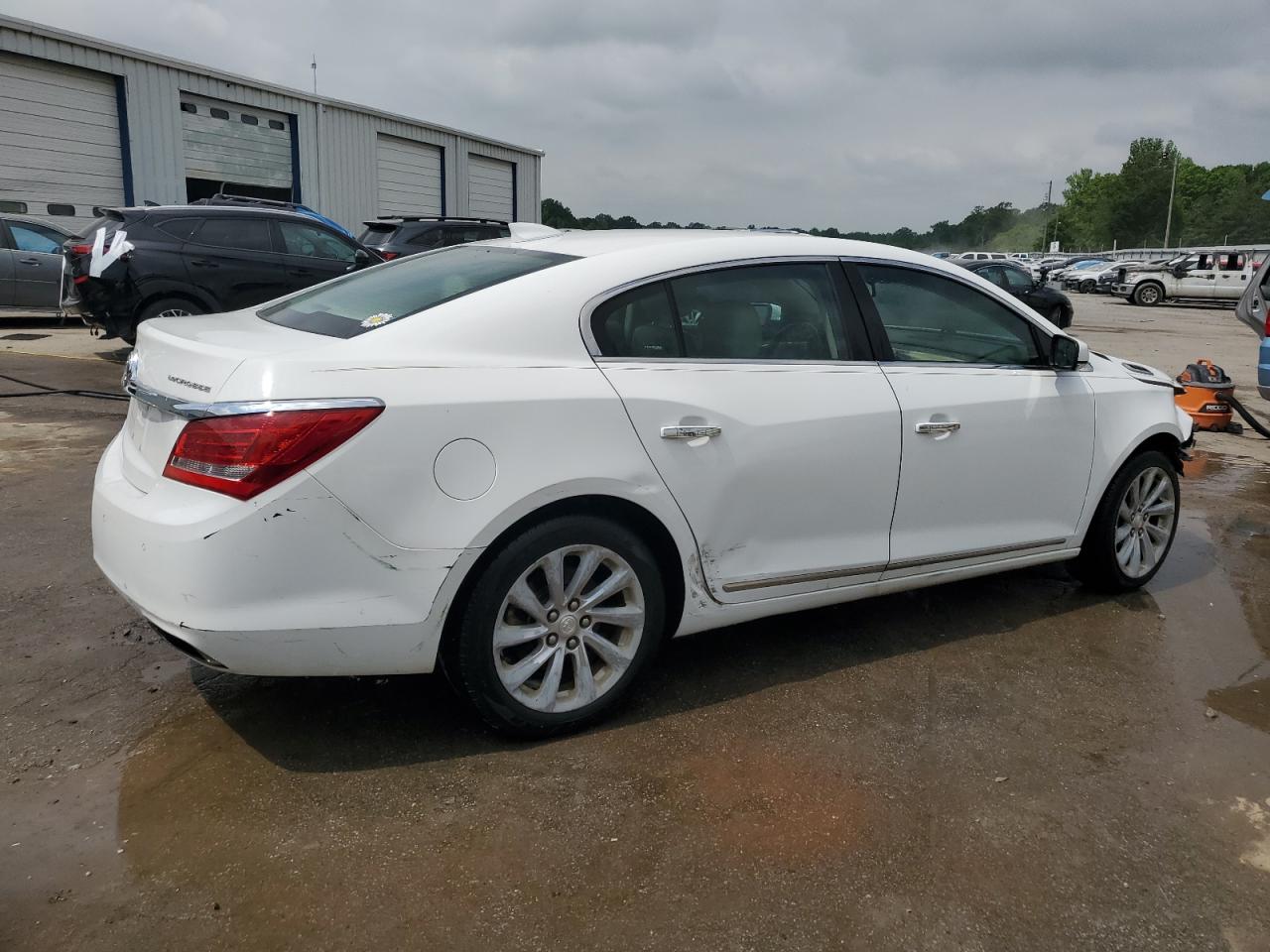 Photo 2 VIN: 1G4GB5G36GF172526 - BUICK LACROSSE 