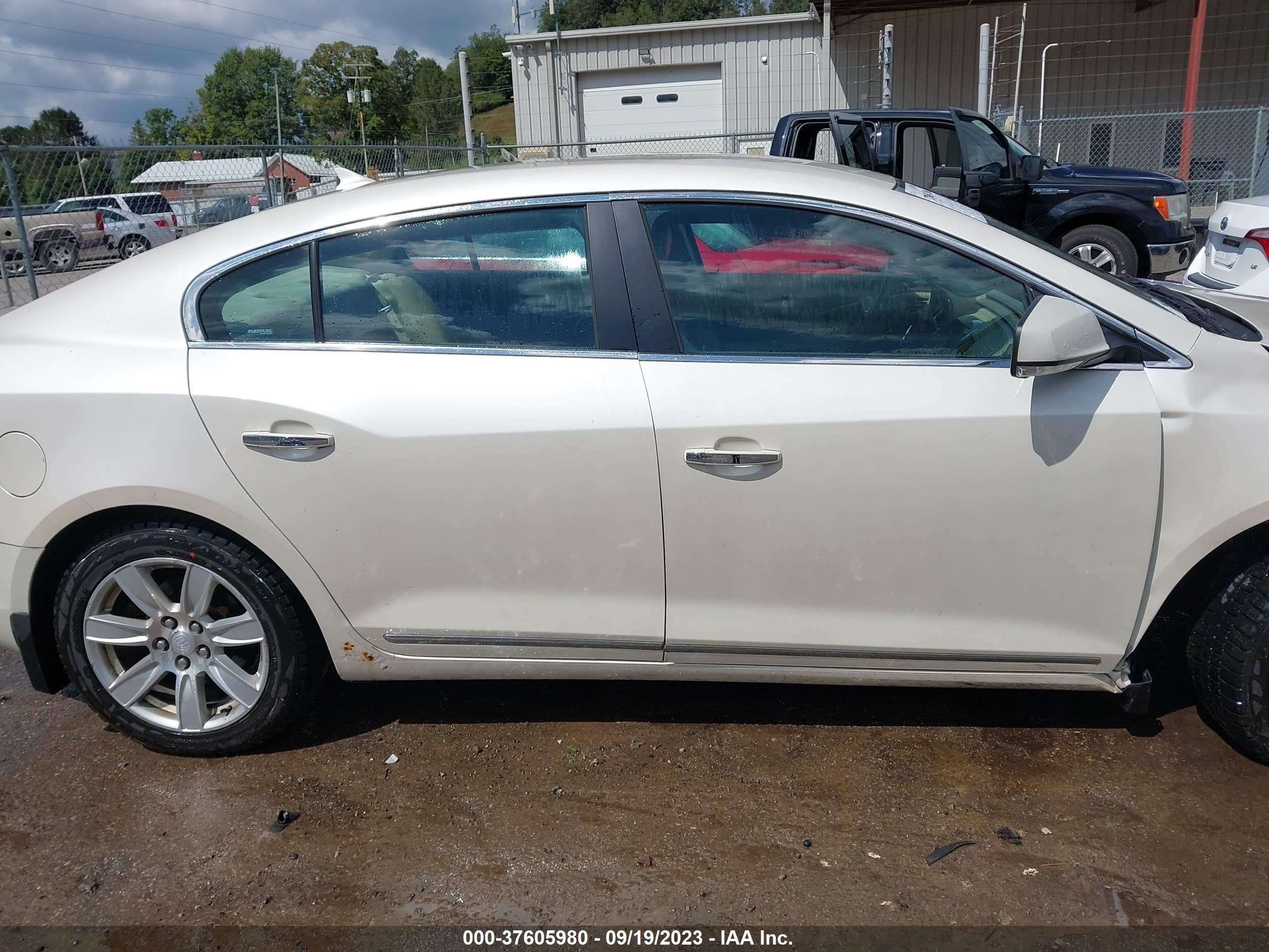 Photo 13 VIN: 1G4GC5E30CF314427 - BUICK LACROSSE 