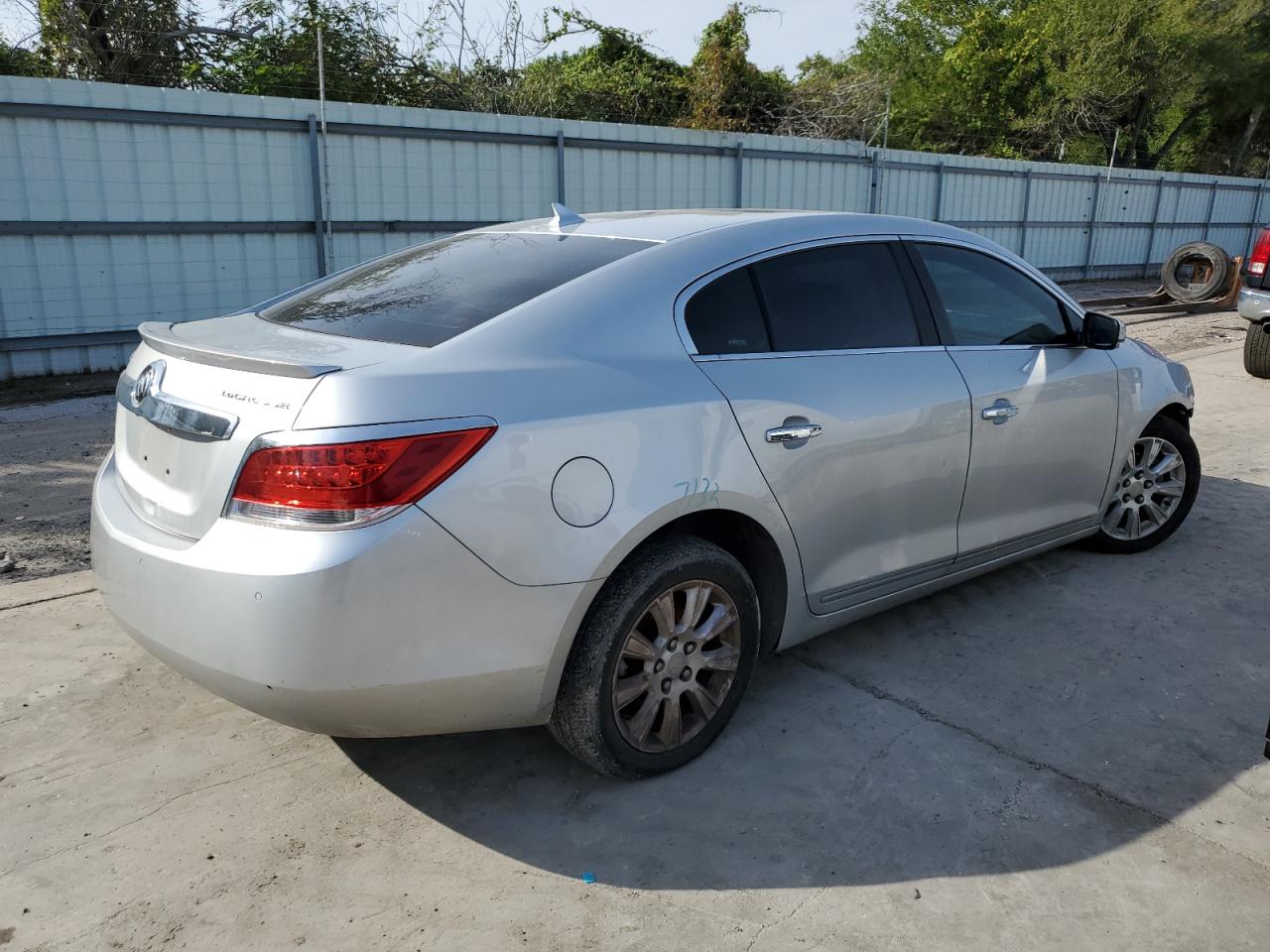 Photo 2 VIN: 1G4GC5GR2DF277979 - BUICK LACROSSE 