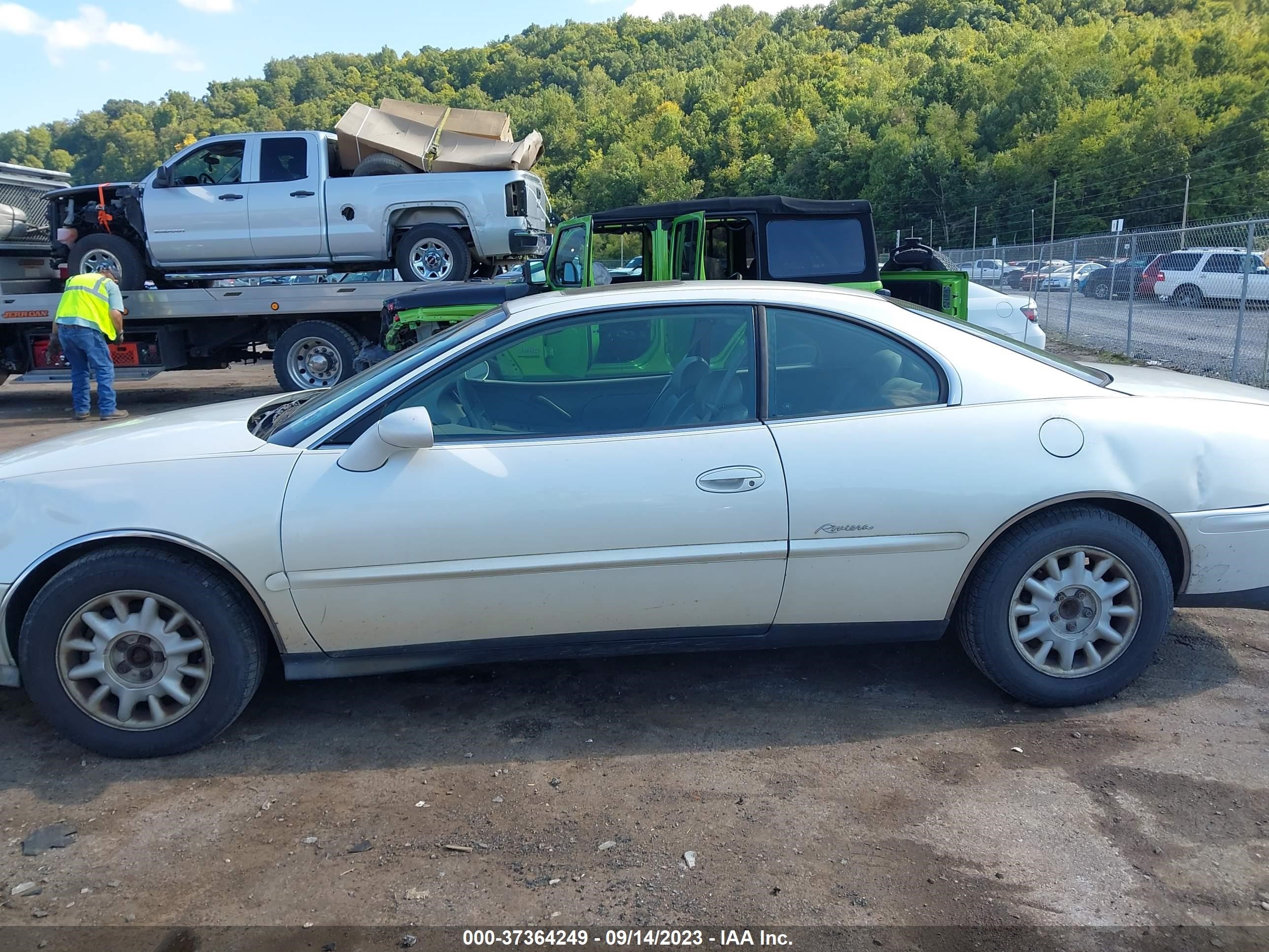 Photo 13 VIN: 1G4GD2212X4701108 - BUICK RIVIERA 