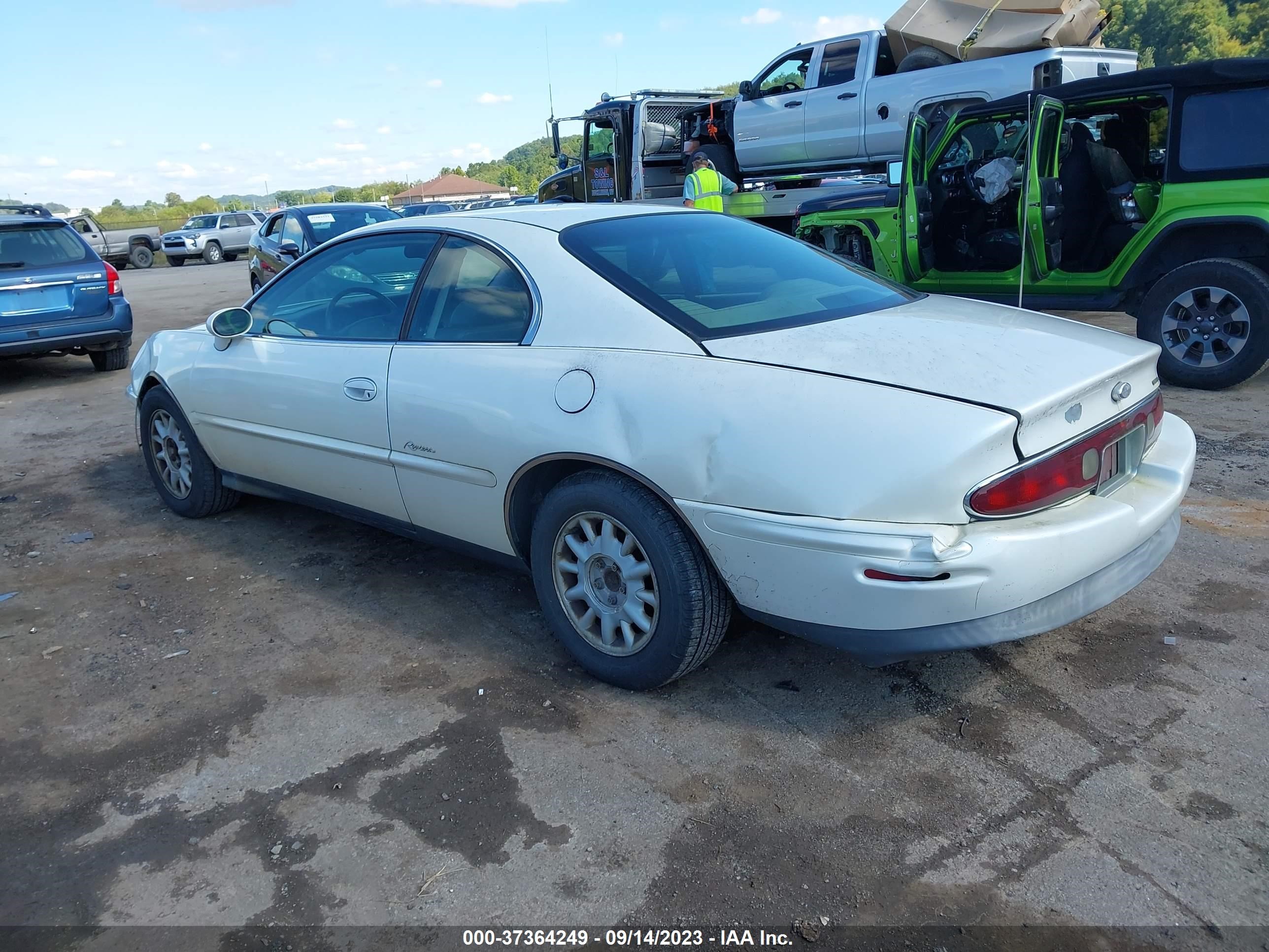 Photo 2 VIN: 1G4GD2212X4701108 - BUICK RIVIERA 