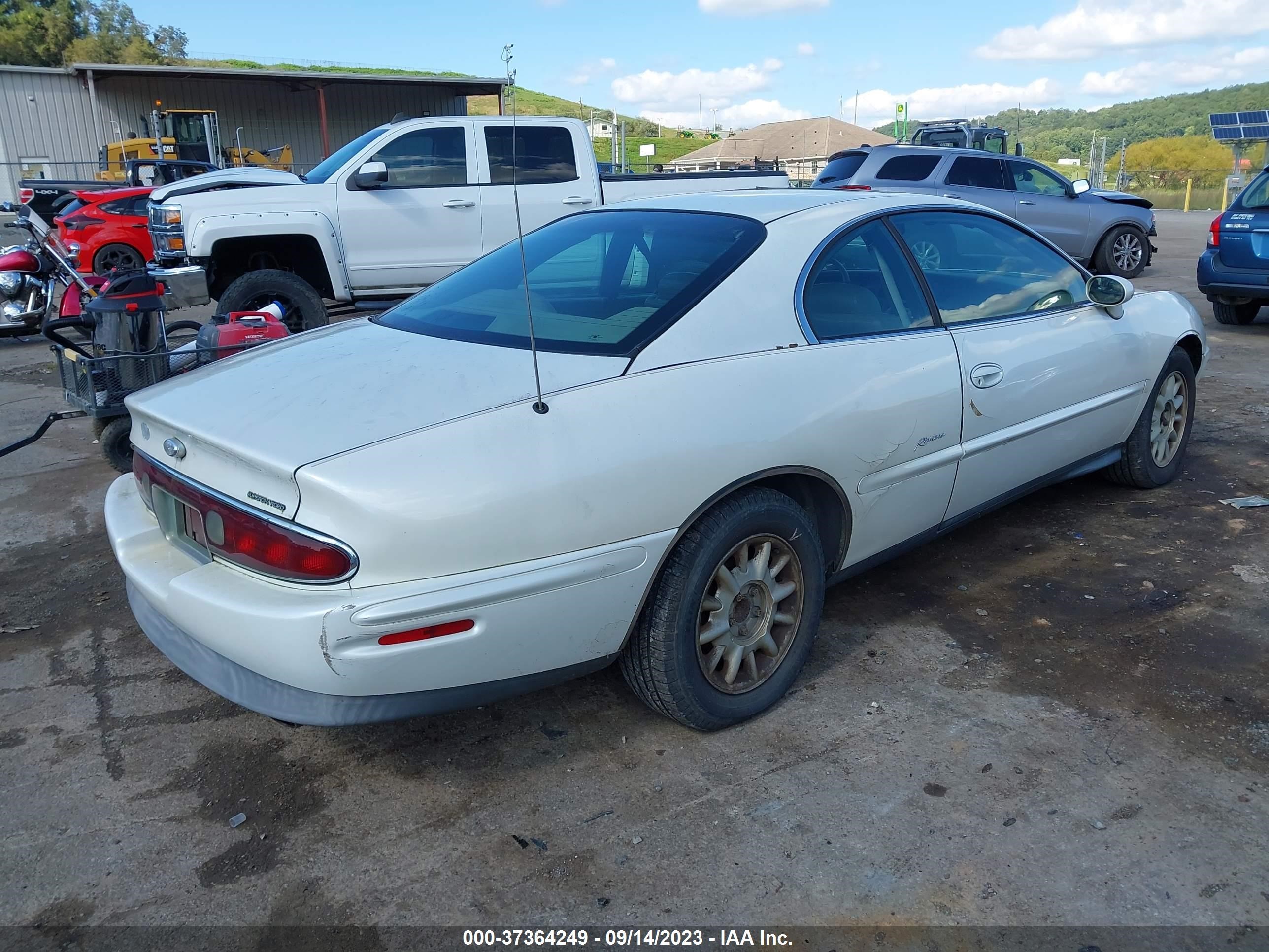 Photo 3 VIN: 1G4GD2212X4701108 - BUICK RIVIERA 