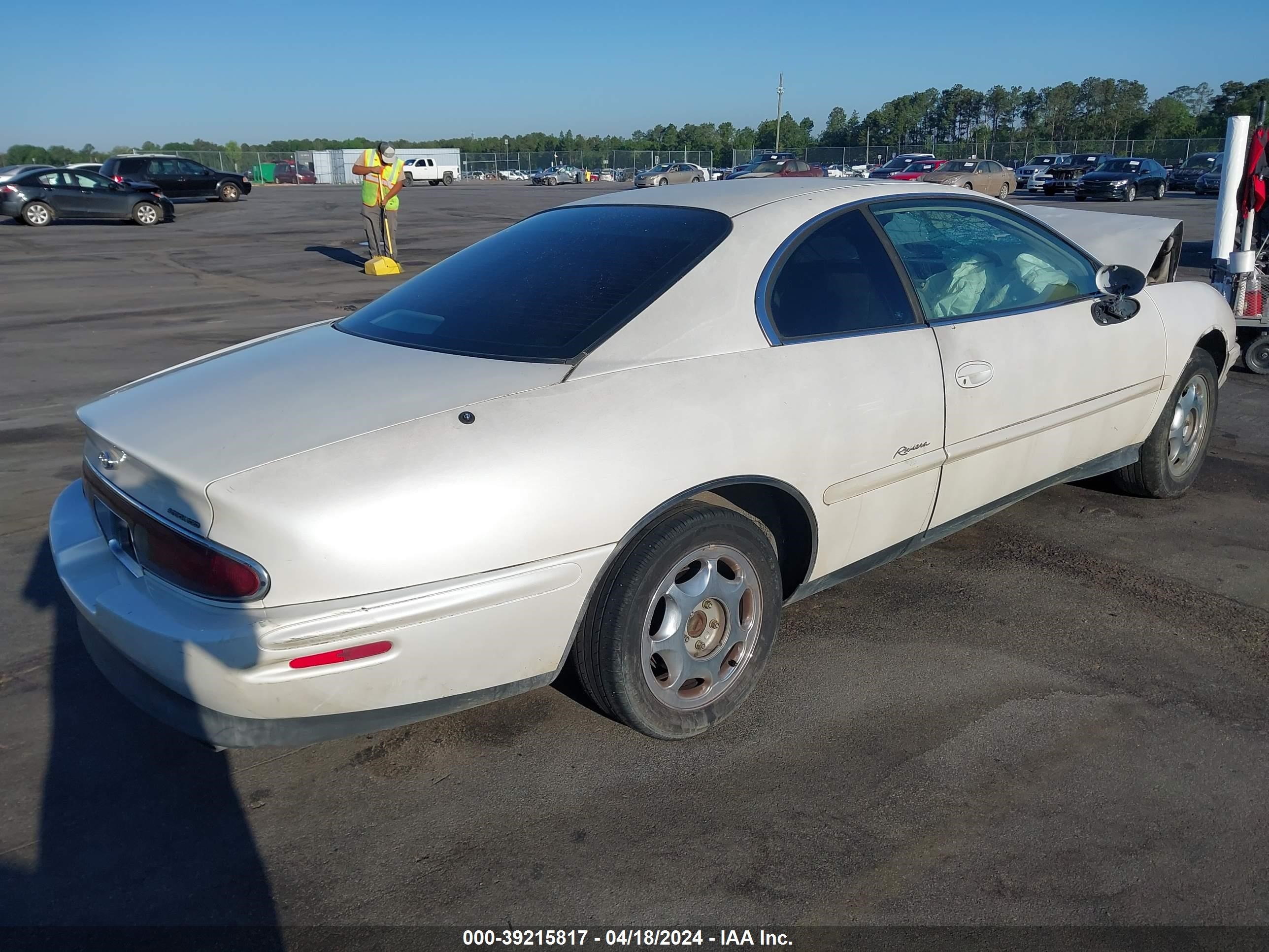 Photo 3 VIN: 1G4GD2218W4709714 - BUICK RIVIERA 