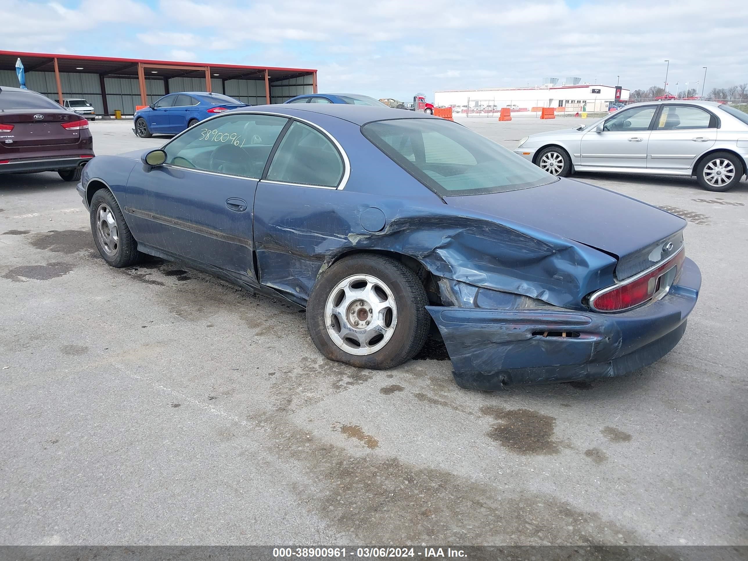 Photo 2 VIN: 1G4GD221XT4700833 - BUICK RIVIERA 